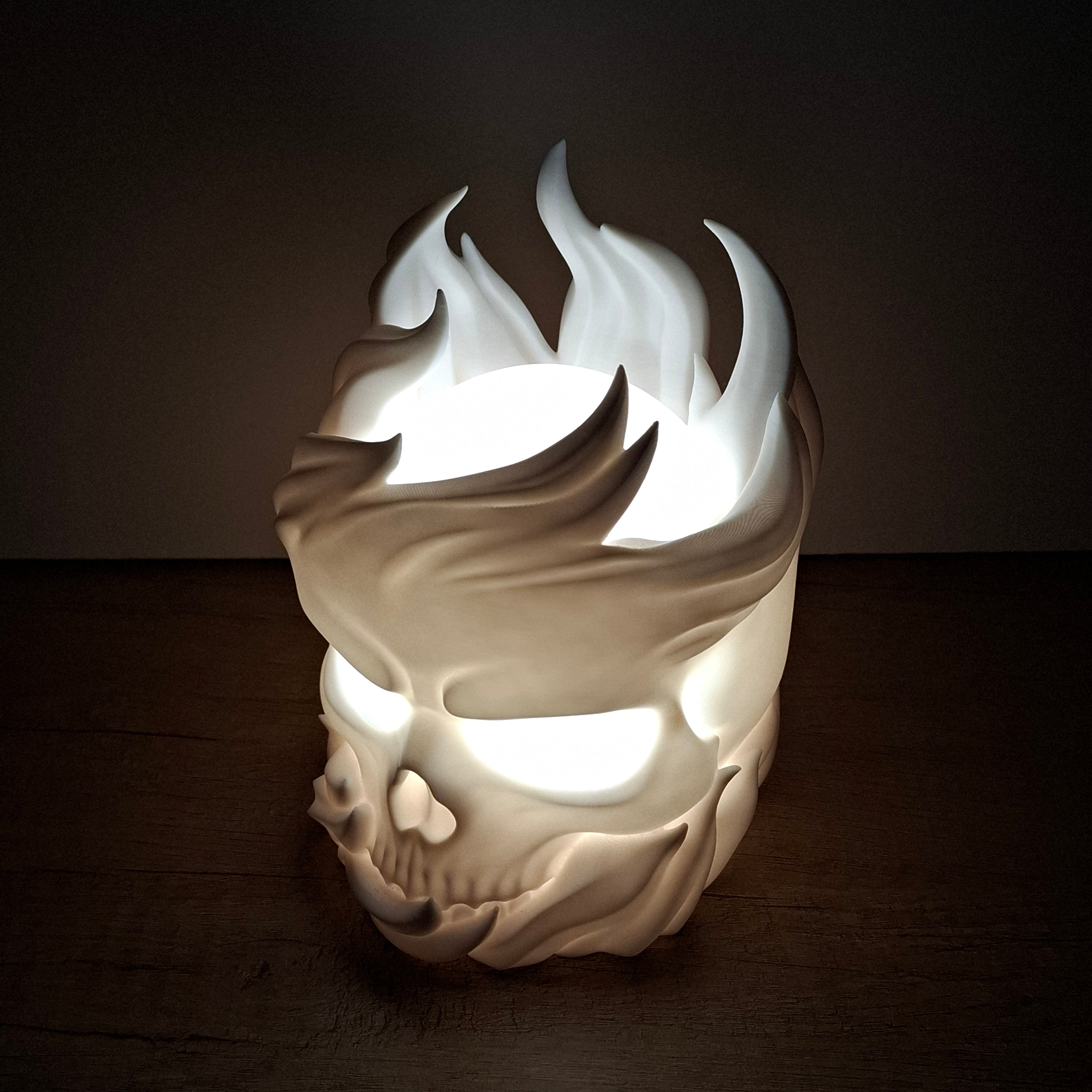 💀 Totenkopf-Lampe mit Flammen – Weiße LED-Lampe aus hochwertigem 3D-Druck