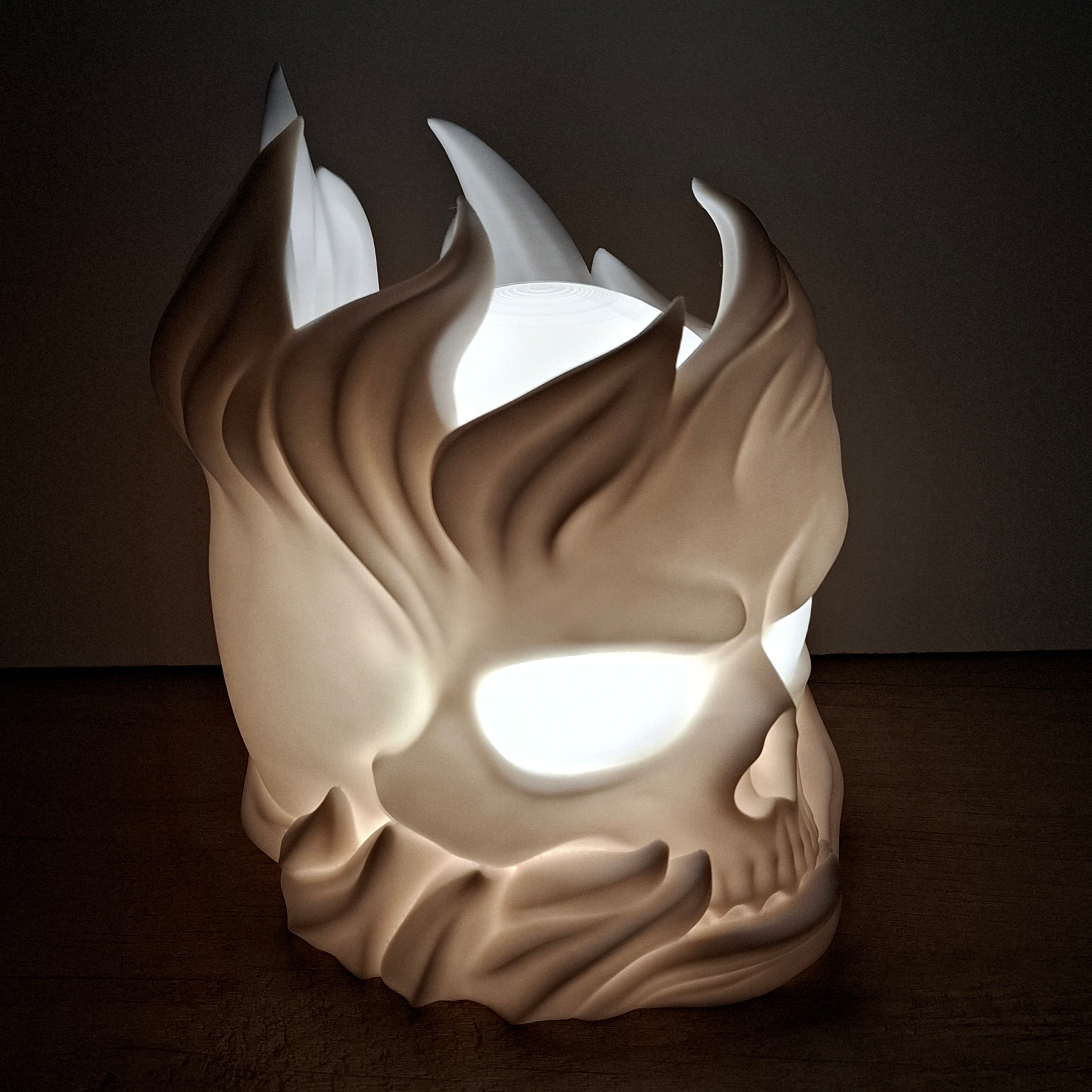 💀 Totenkopf-Lampe mit Flammen – Weiße LED-Lampe aus hochwertigem 3D-Druck