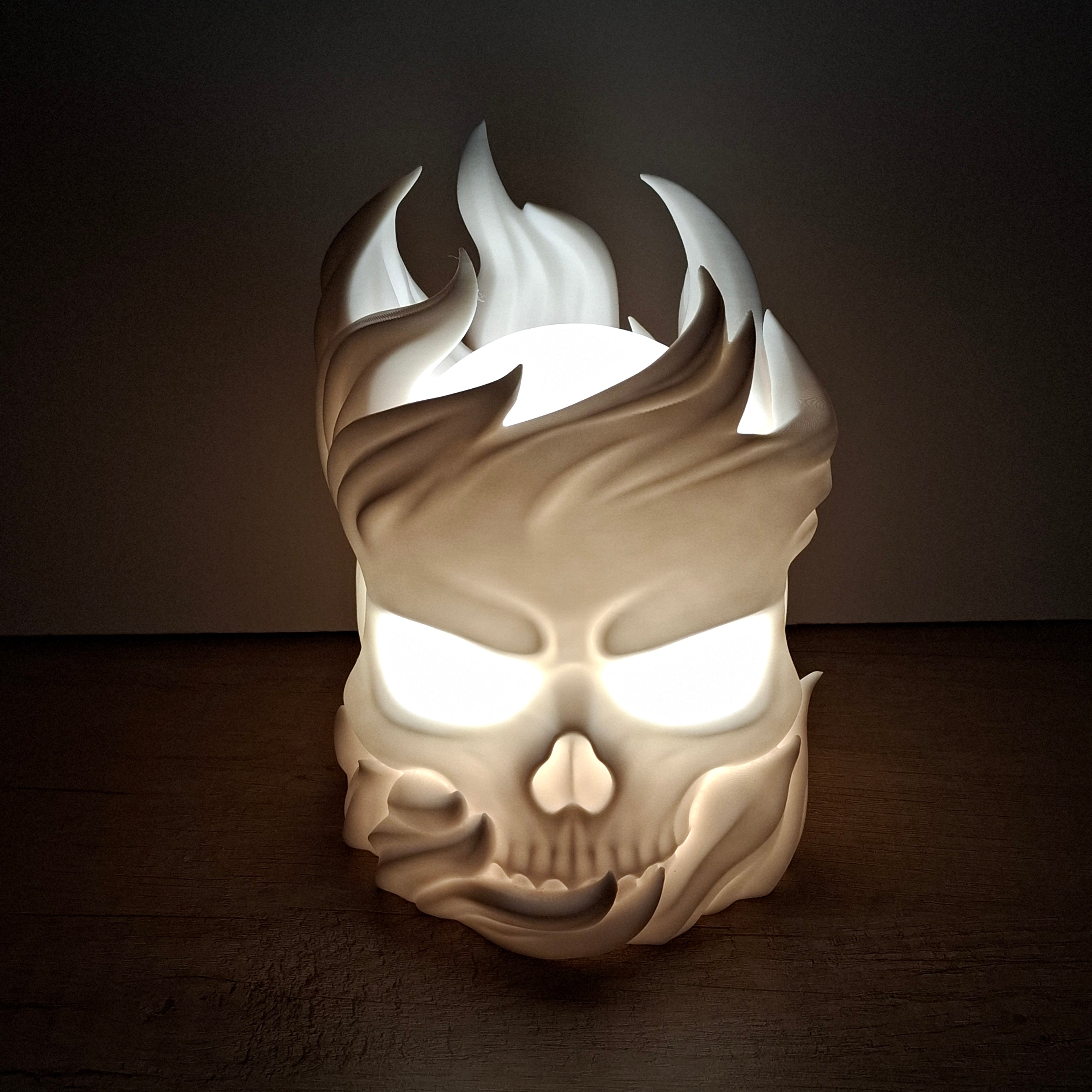 💀 Totenkopf-Lampe mit Flammen – Weiße LED-Lampe aus hochwertigem 3D-Druck