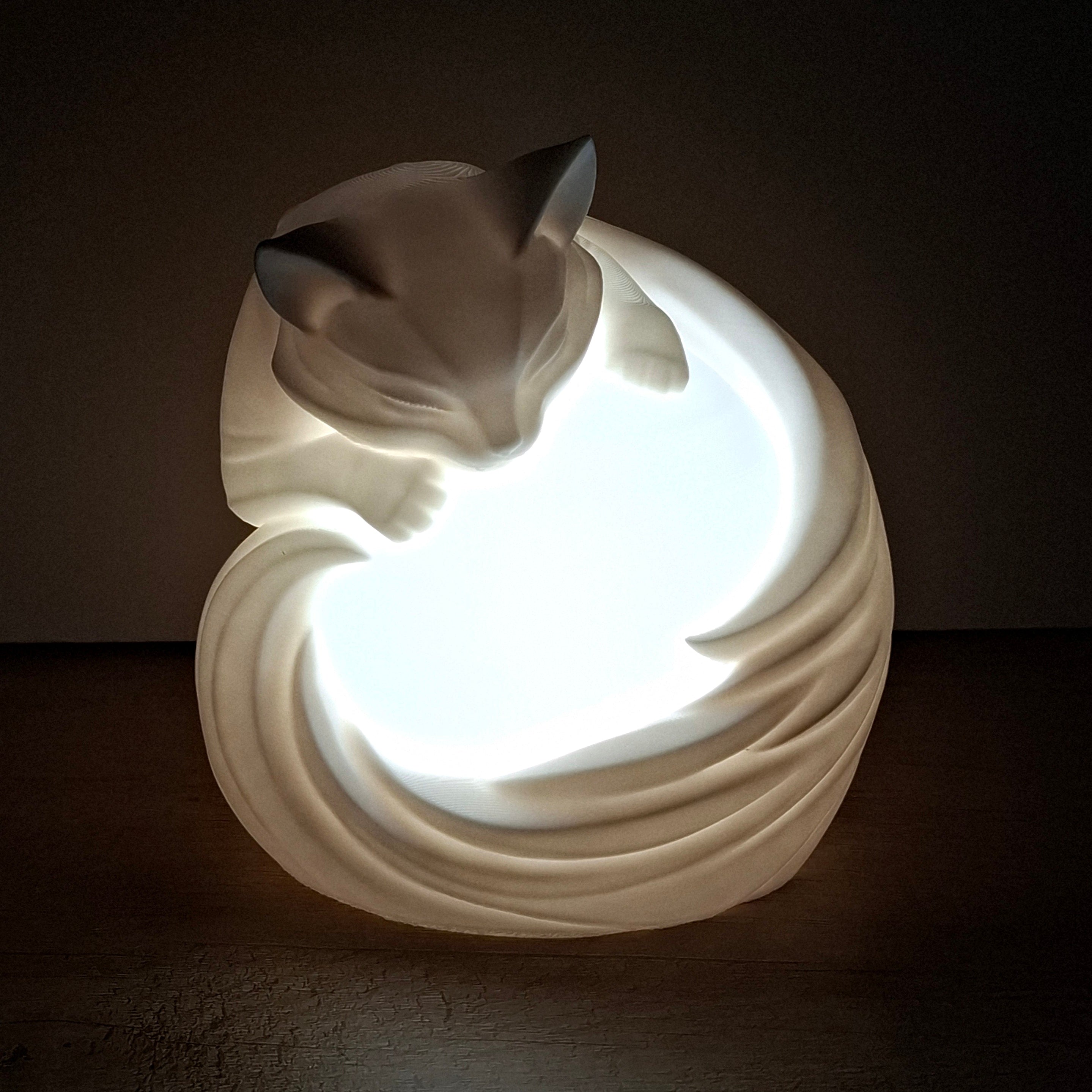 Weiße Katzen-Lampe aus hochwertigem 3D-Druck mit LED-Beleuchtung, ca. 13 cm hoch und 12 cm Durchmesser, als dekorative Tischlampe für Katzenliebhaber.