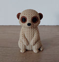 Erdmännchen im Strick-Look aus hochwertigem 3D-Druck in Hellbraun und Braun, ca. 6,5 cm hoch und 4 cm tief, als dekorative Tierfigur für Wohnzimmer oder Büro.