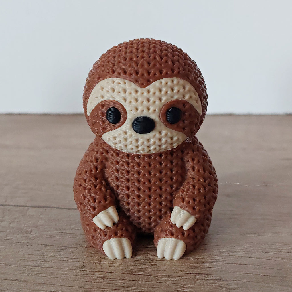Niedliches Faultier im Strick-Look aus hochwertigem 3D-Druck, ca. 6 × 4,5 cm groß, als dekorative Tierfigur für Wohnzimmer, Büro oder Kinderzimmer.