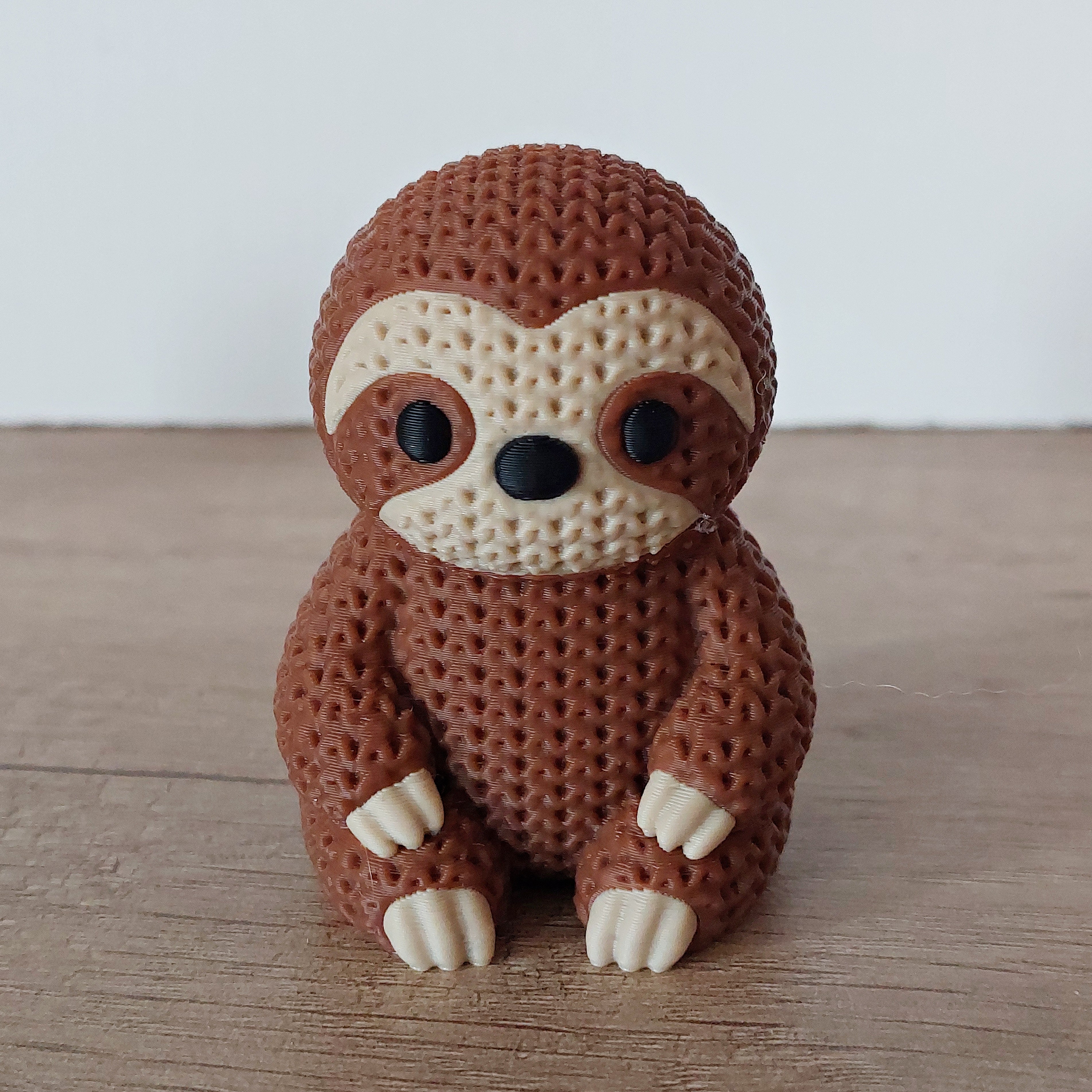 Niedliches Faultier im Strick-Look aus hochwertigem 3D-Druck, ca. 6 × 4,5 cm groß, als dekorative Tierfigur für Wohnzimmer, Büro oder Kinderzimmer.