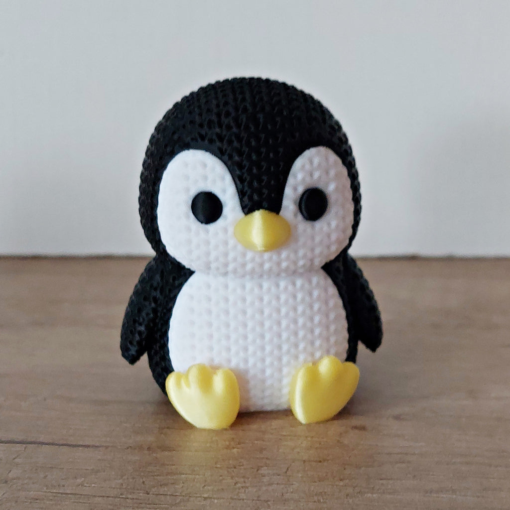 Niedlicher Pinguin im Strick-Look aus hochwertigem 3D-Druck, ca. 6,5 × 5 cm groß, als dekorative Tierfigur für Wohnzimmer, Büro oder Kinderzimmer.