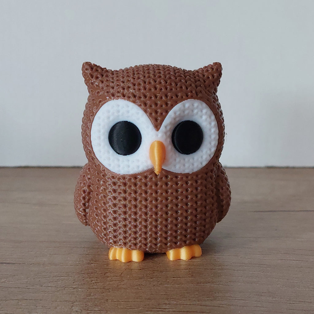 Eule im Strick-Look aus hochwertigem 3D-Druck, ca. 7 × 5,5 × 6 cm, als dekorative Tierfigur für Wohnzimmer, Kinderzimmer oder Büro.