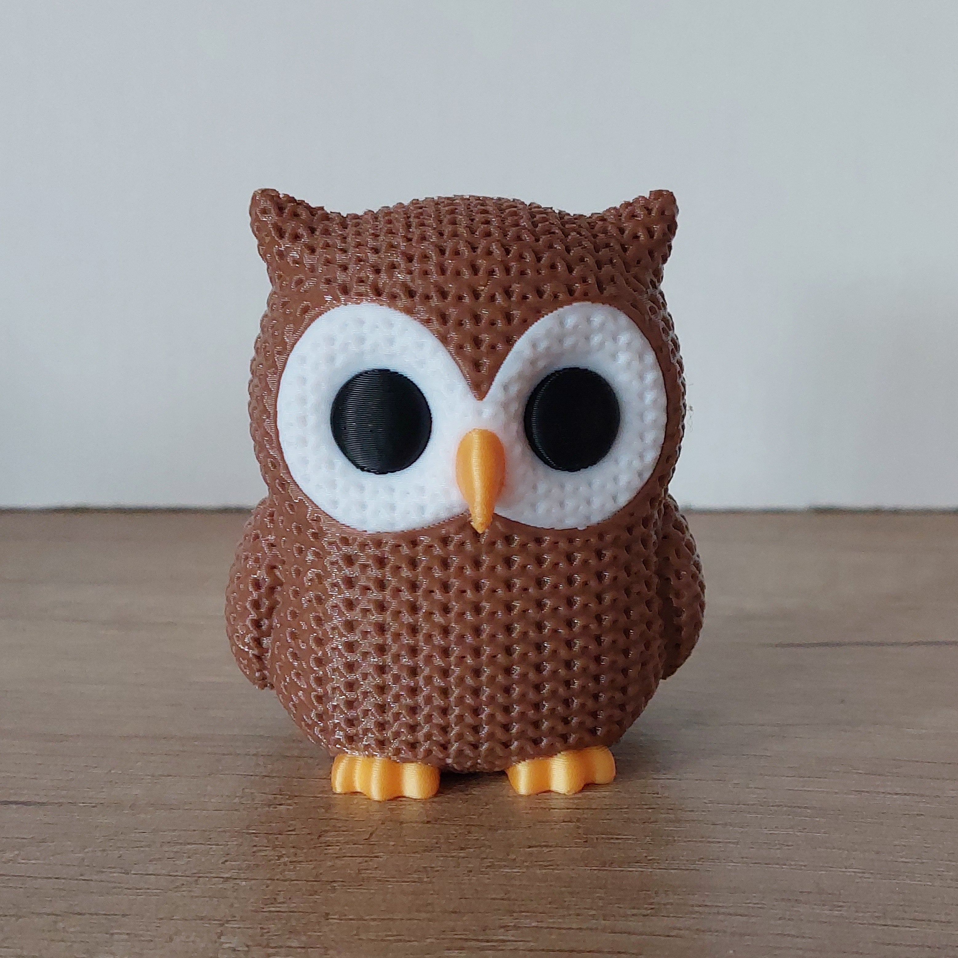 Eule im Strick-Look aus hochwertigem 3D-Druck, ca. 7 × 5,5 × 6 cm, als dekorative Tierfigur für Wohnzimmer, Kinderzimmer oder Büro.