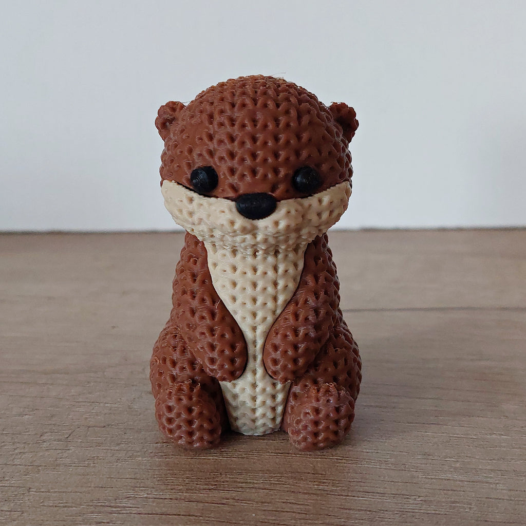 Niedlicher Otter im Strick-Look aus hochwertigem 3D-Druck, ca. 6 × 5 cm groß, als dekorative Tierfigur für Wohnzimmer, Büro oder Kinderzimmer.