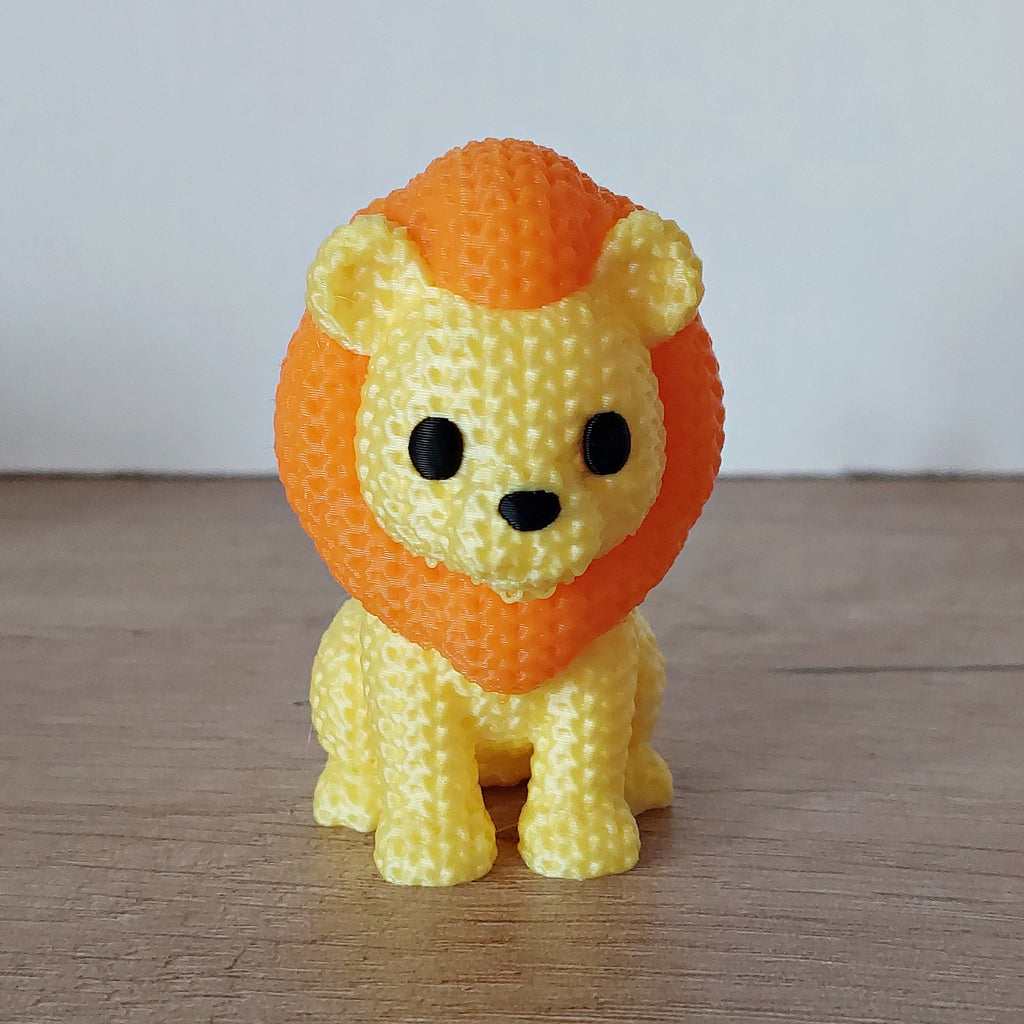 Niedlicher Löwe im Strick-Look aus hochwertigem 3D-Druck, ca. 6 × 6 cm groß, als dekorative Tierfigur für Wohnzimmer, Büro oder Kinderzimmer.