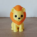 Niedlicher Löwe im Strick-Look aus hochwertigem 3D-Druck, ca. 6 × 6 cm groß, als dekorative Tierfigur für Wohnzimmer, Büro oder Kinderzimmer.