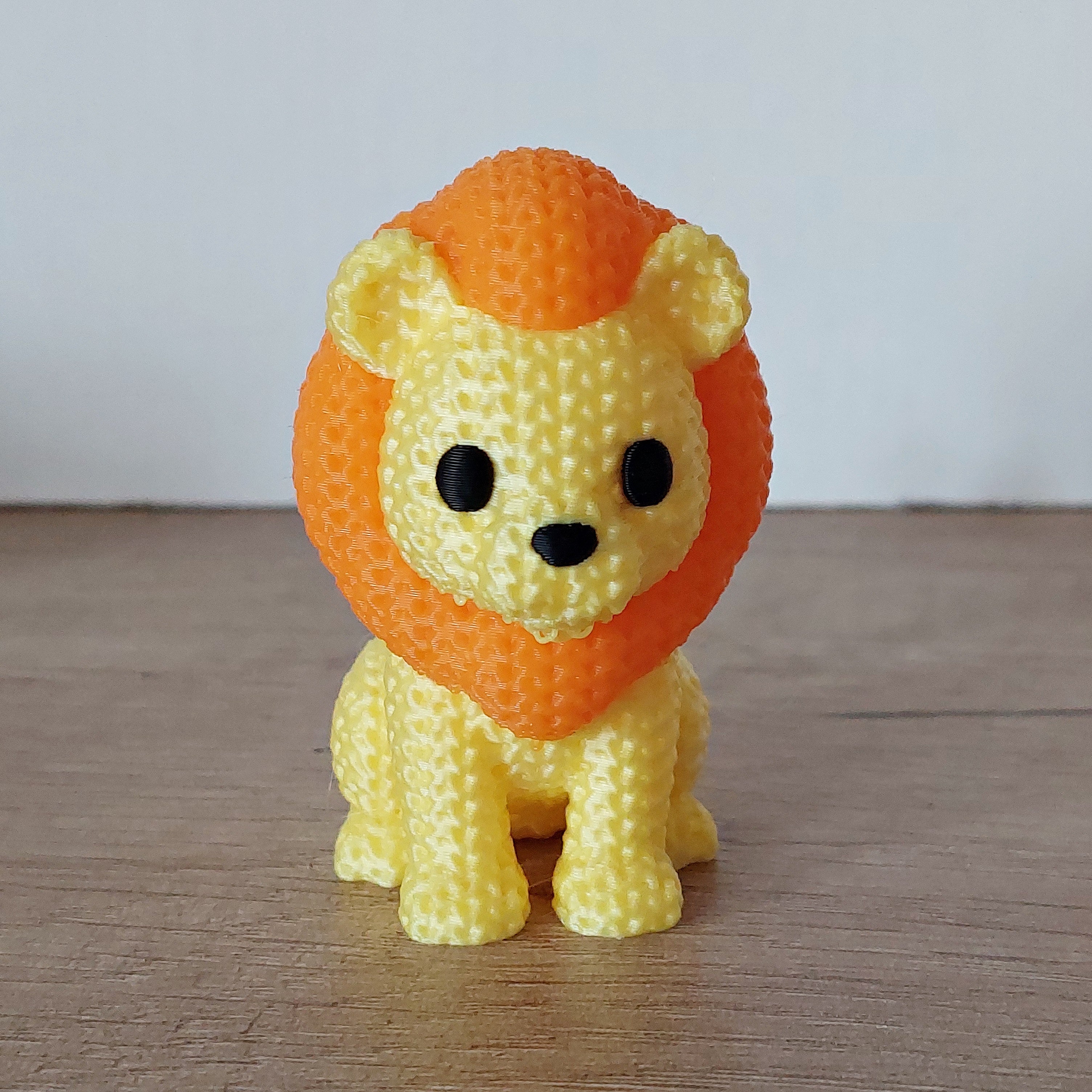 Niedlicher Löwe im Strick-Look aus hochwertigem 3D-Druck, ca. 6 × 6 cm groß, als dekorative Tierfigur für Wohnzimmer, Büro oder Kinderzimmer.