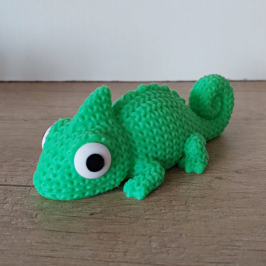 Niedliches grünes Chamäleon aus hochwertigem 3D-Druck, ca. 4 × 10 cm groß, als exotische Dekofigur für Wohnzimmer, Büro oder Kinderzimmer.