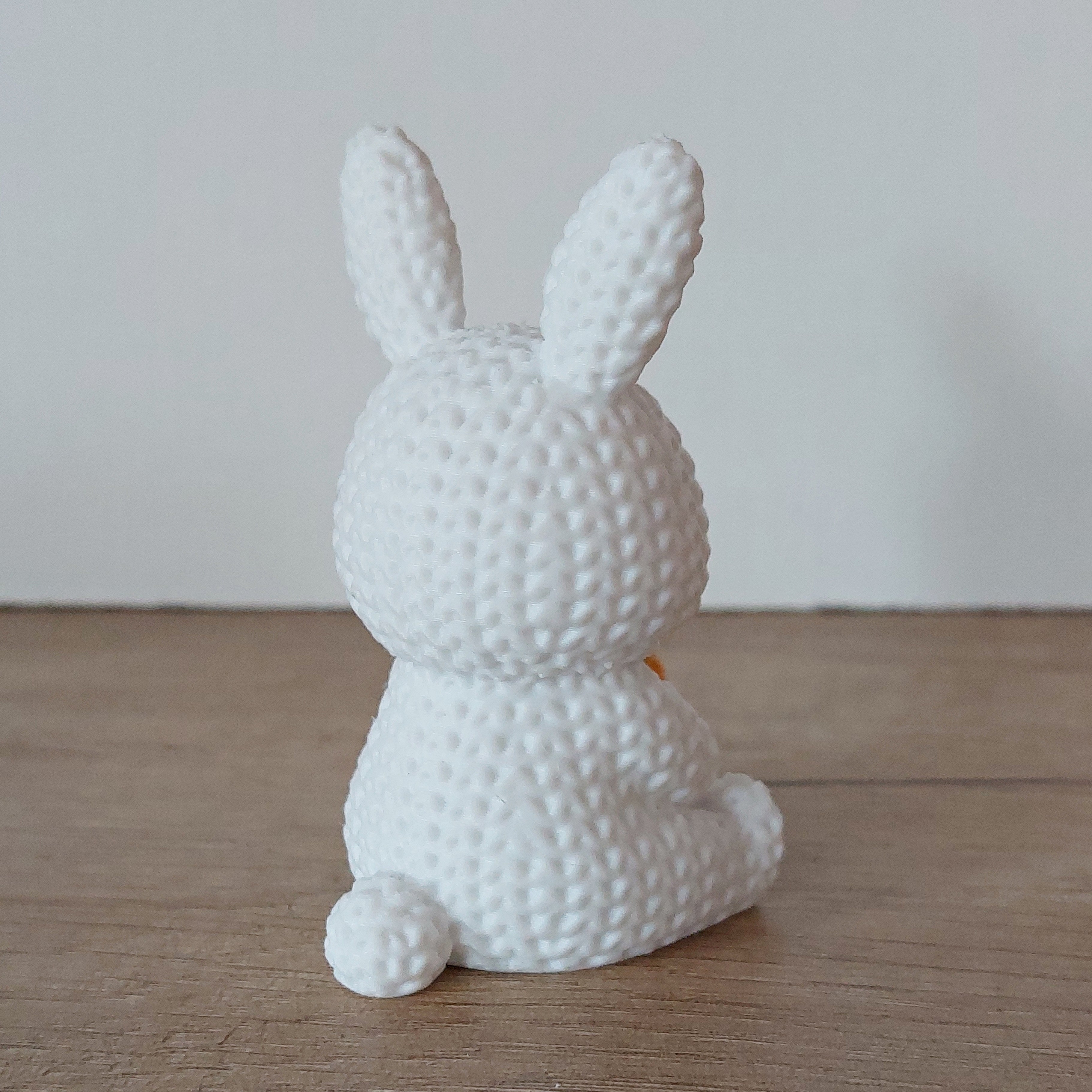 🥕 Hase mit Karotte im Strick-Look – Niedliche 3D-Druck Dekofigur in Weiß