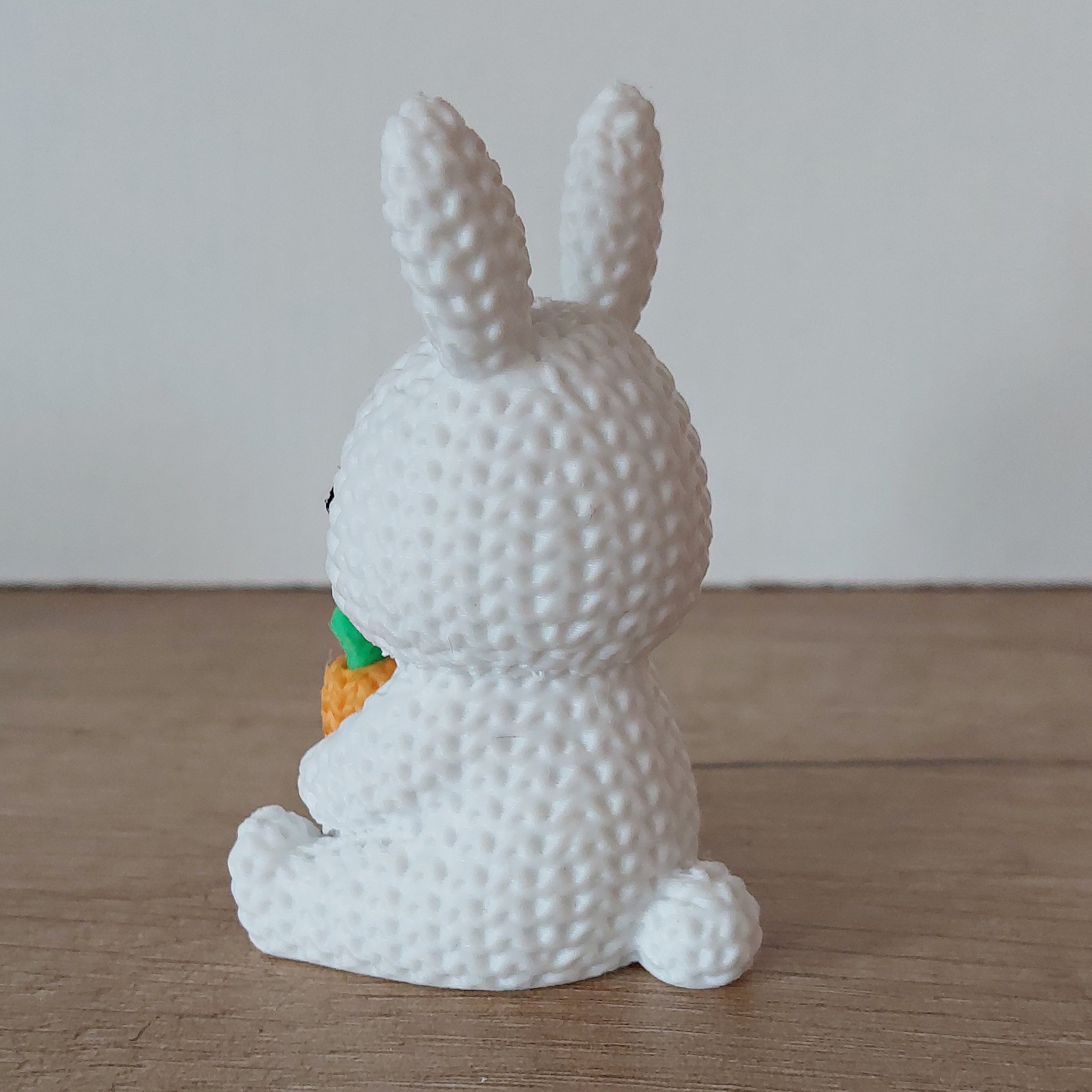🥕 Hase mit Karotte im Strick-Look – Niedliche 3D-Druck Dekofigur in Weiß