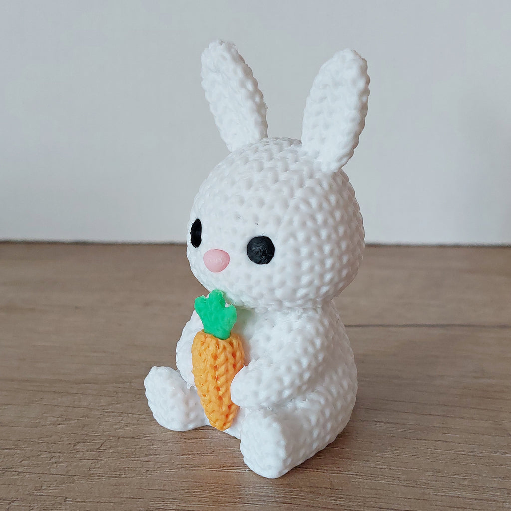 🥕 Hase mit Karotte im Strick-Look – Niedliche 3D-Druck Dekofigur in Weiß