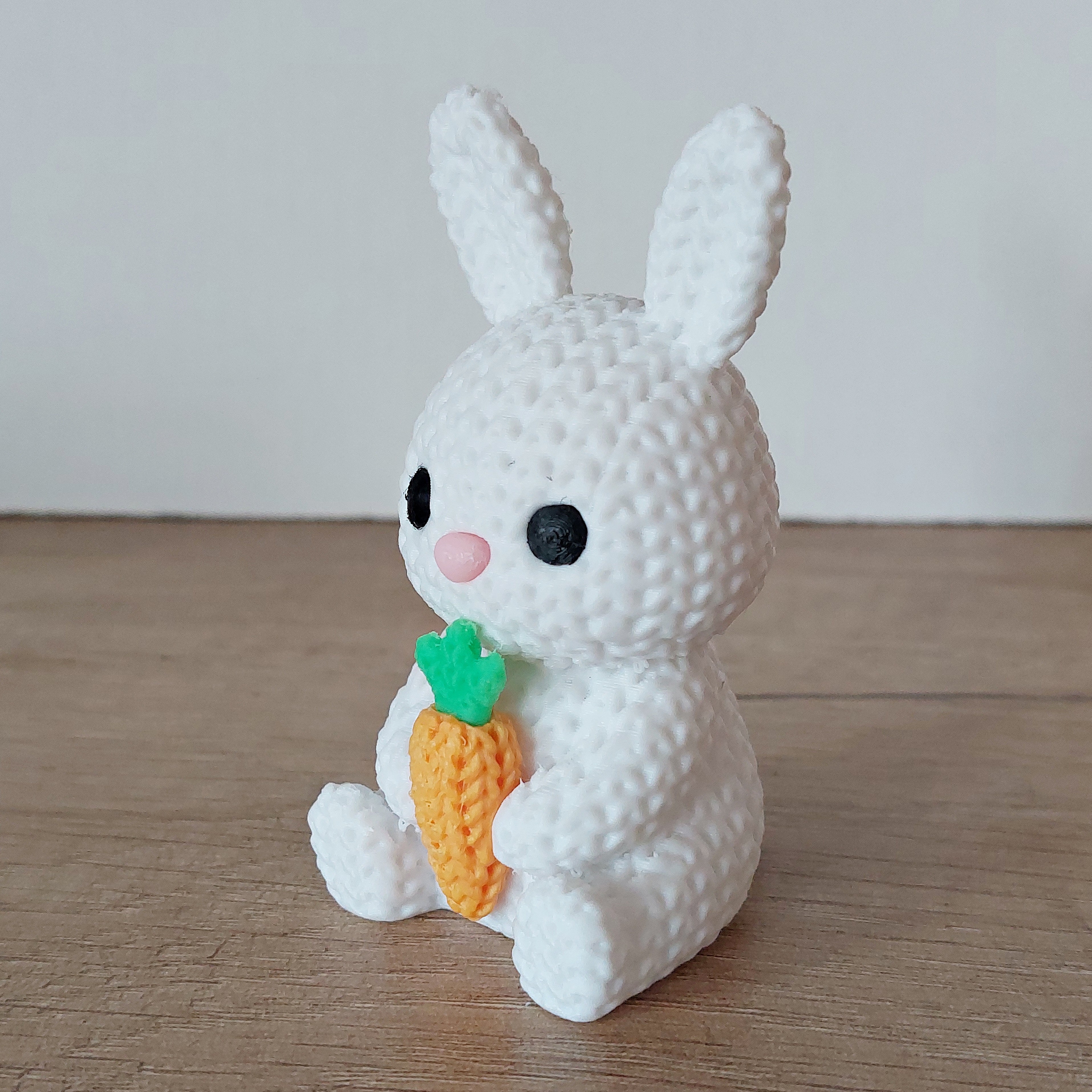 🥕 Hase mit Karotte im Strick-Look – Niedliche 3D-Druck Dekofigur in Weiß
