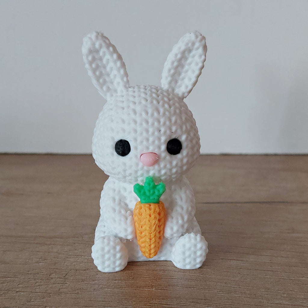 Sitzender Hase mit Karotte im Strick-Look aus hochwertigem 3D-Druck in Weiß, ca. 8 × 4,5 cm groß, als dekorative Oster- und Frühlingsfigur für Zuhause.