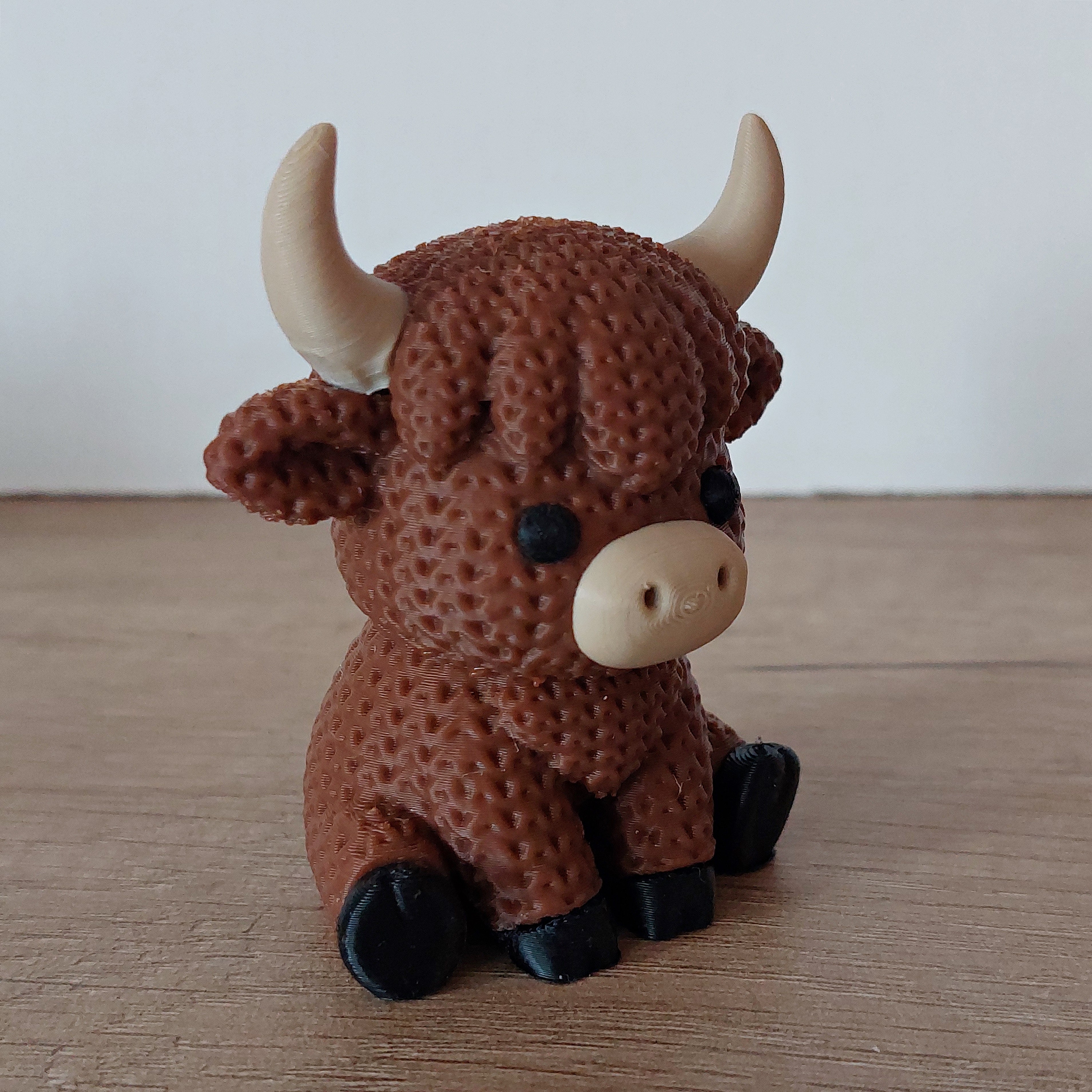 🐮 Schottische Hochland-Kuh im Strick-Look – Niedliche 3D-Druck Dekofigur in Dunkelbraun