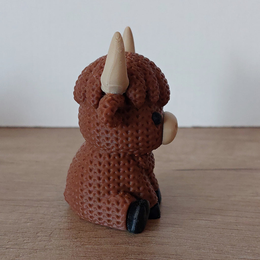 🐮 Schottische Hochland-Kuh im Strick-Look – Niedliche 3D-Druck Dekofigur in Dunkelbraun