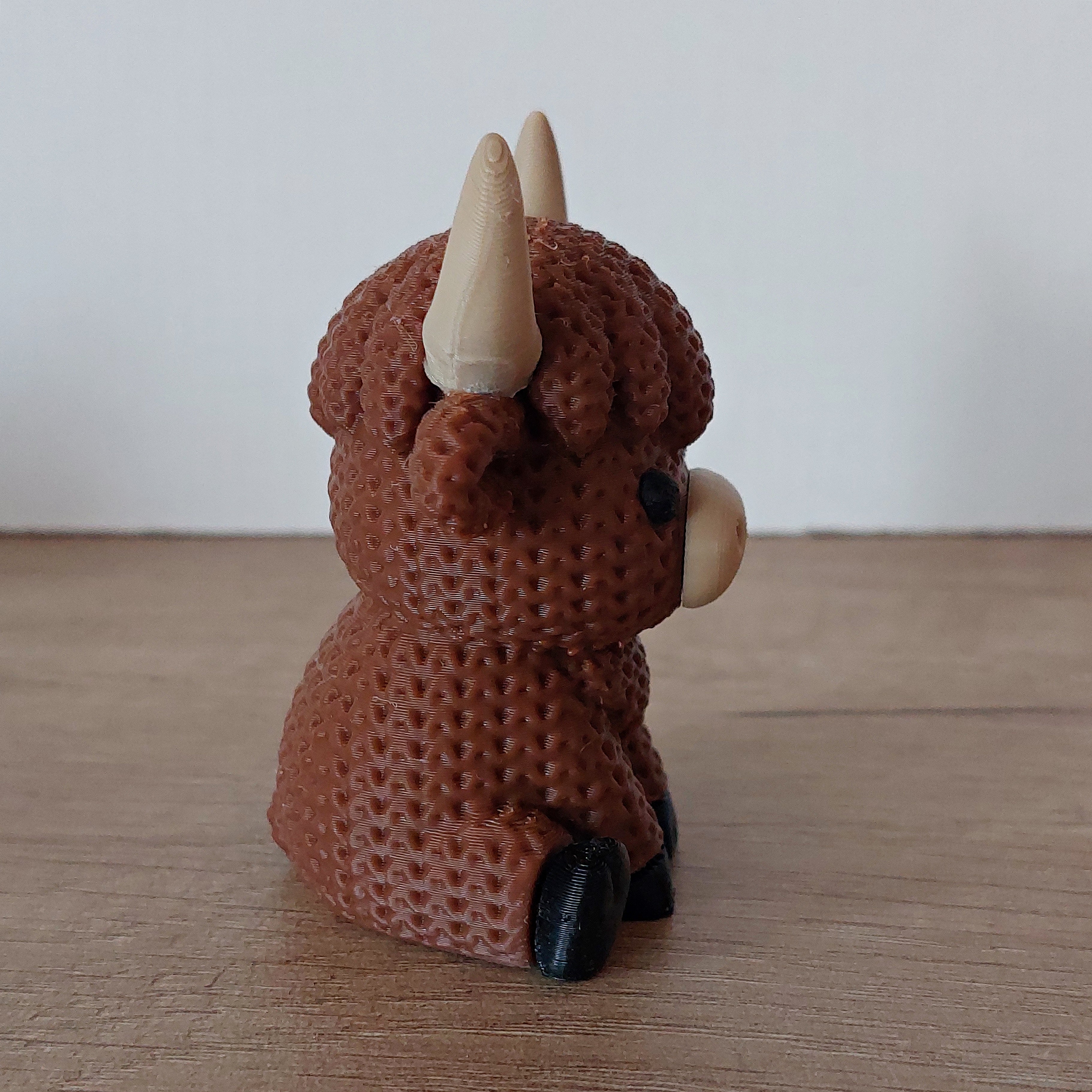 🐮 Schottische Hochland-Kuh im Strick-Look – Niedliche 3D-Druck Dekofigur in Dunkelbraun