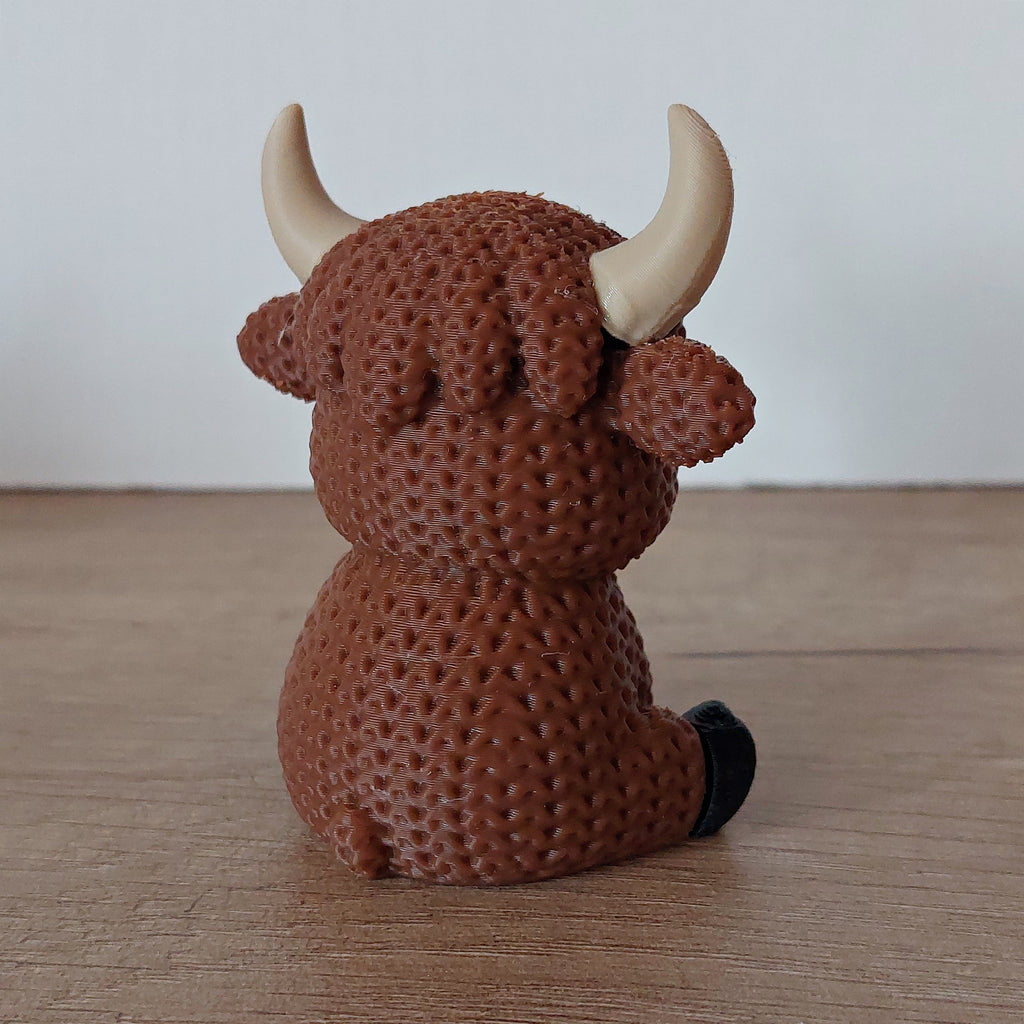 🐮 Schottische Hochland-Kuh im Strick-Look – Niedliche 3D-Druck Dekofigur in Dunkelbraun