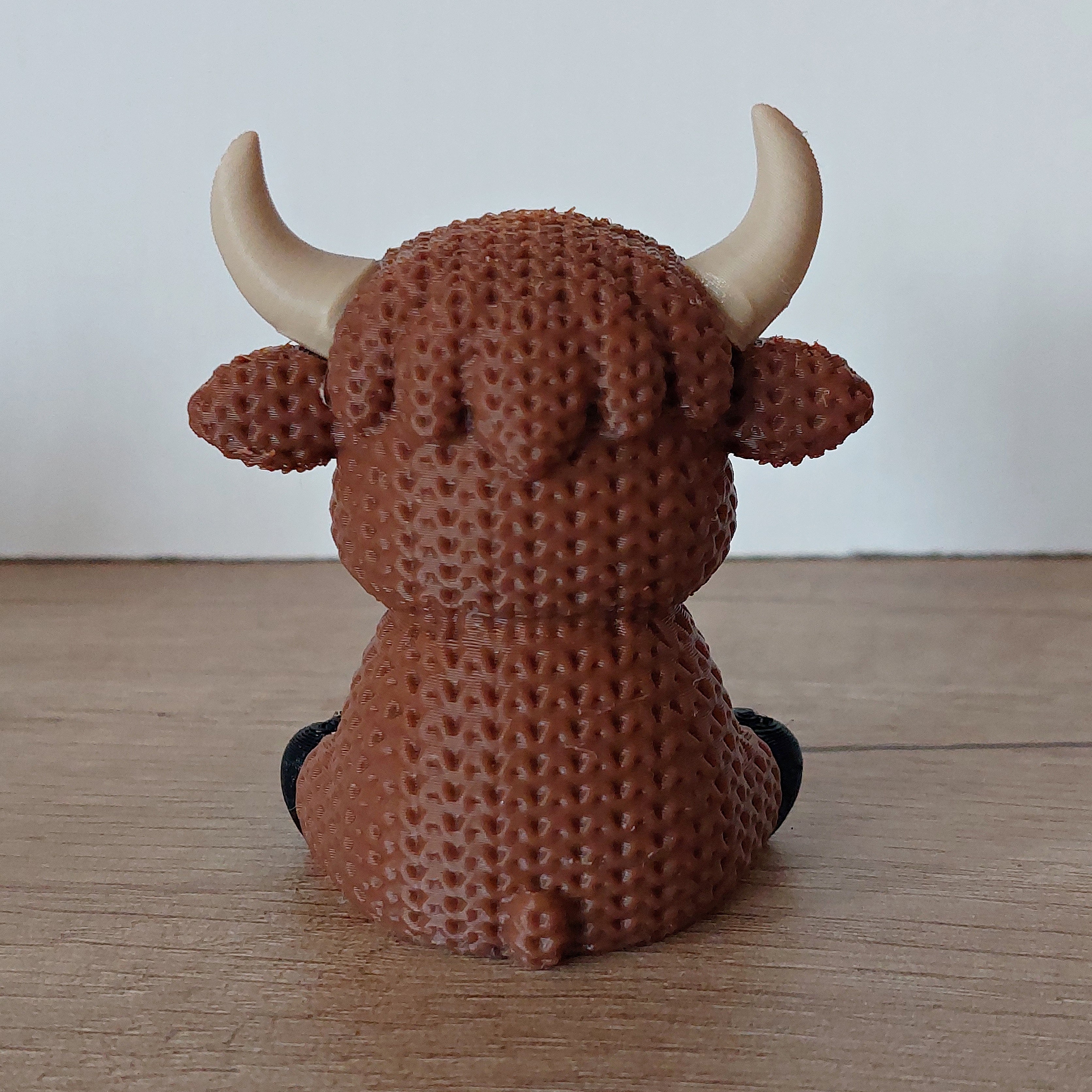 🐮 Schottische Hochland-Kuh im Strick-Look – Niedliche 3D-Druck Dekofigur in Dunkelbraun