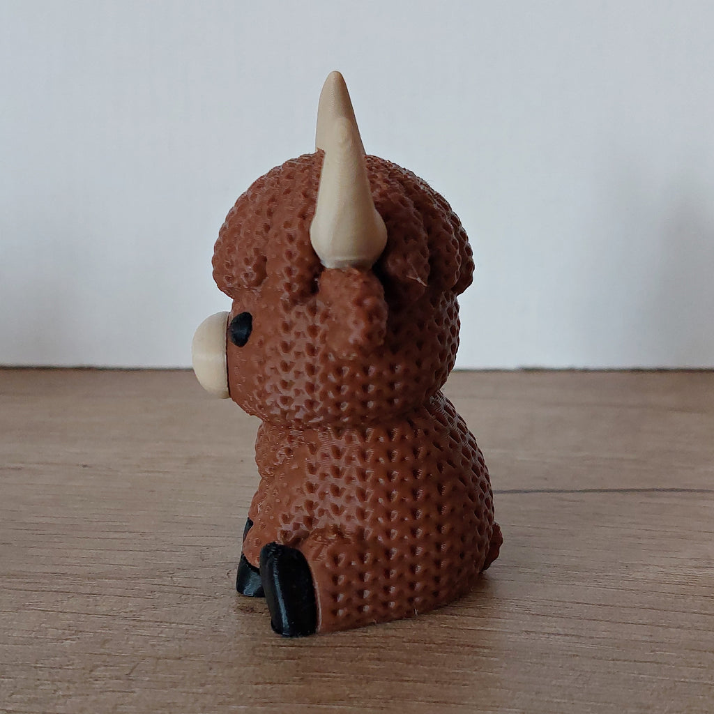 🐮 Schottische Hochland-Kuh im Strick-Look – Niedliche 3D-Druck Dekofigur in Dunkelbraun