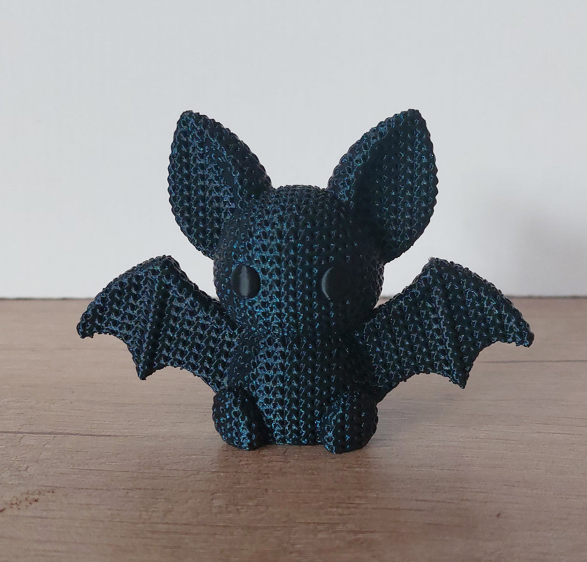Fledermaus im Strick-Look in Burned Titanium mit schwarzen Augen
