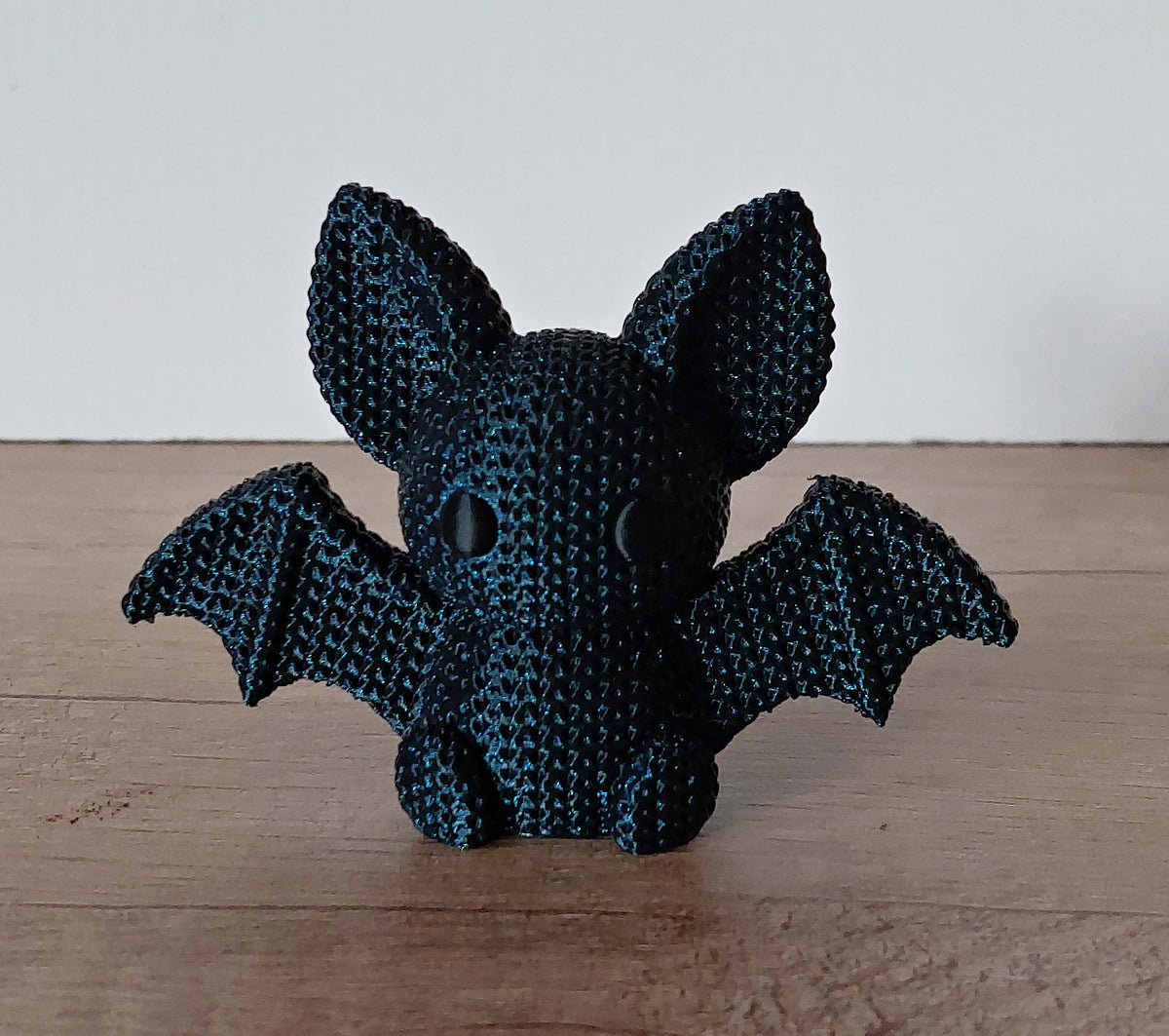 🦇 Fledermaus im Strick-Look – Burned Titanium | Schwarze Augen