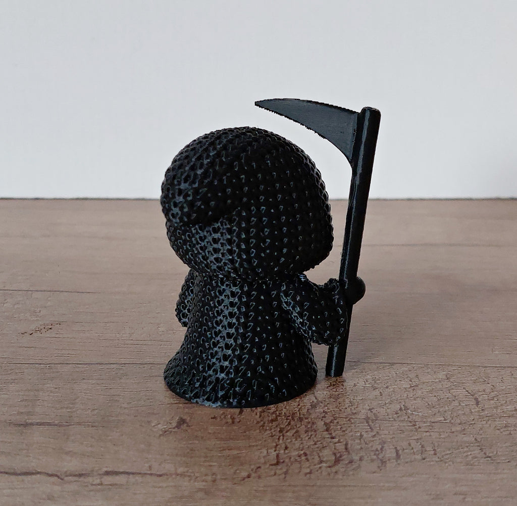 Sensenmann aus hochwertigem 3D-Druck mit Strick-Optik