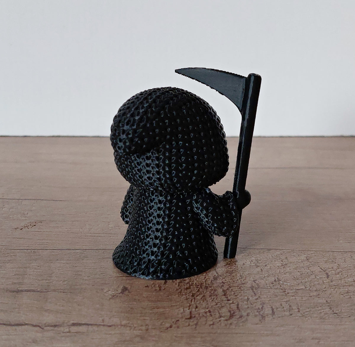 Sensenmann aus hochwertigem 3D-Druck mit Strick-Optik