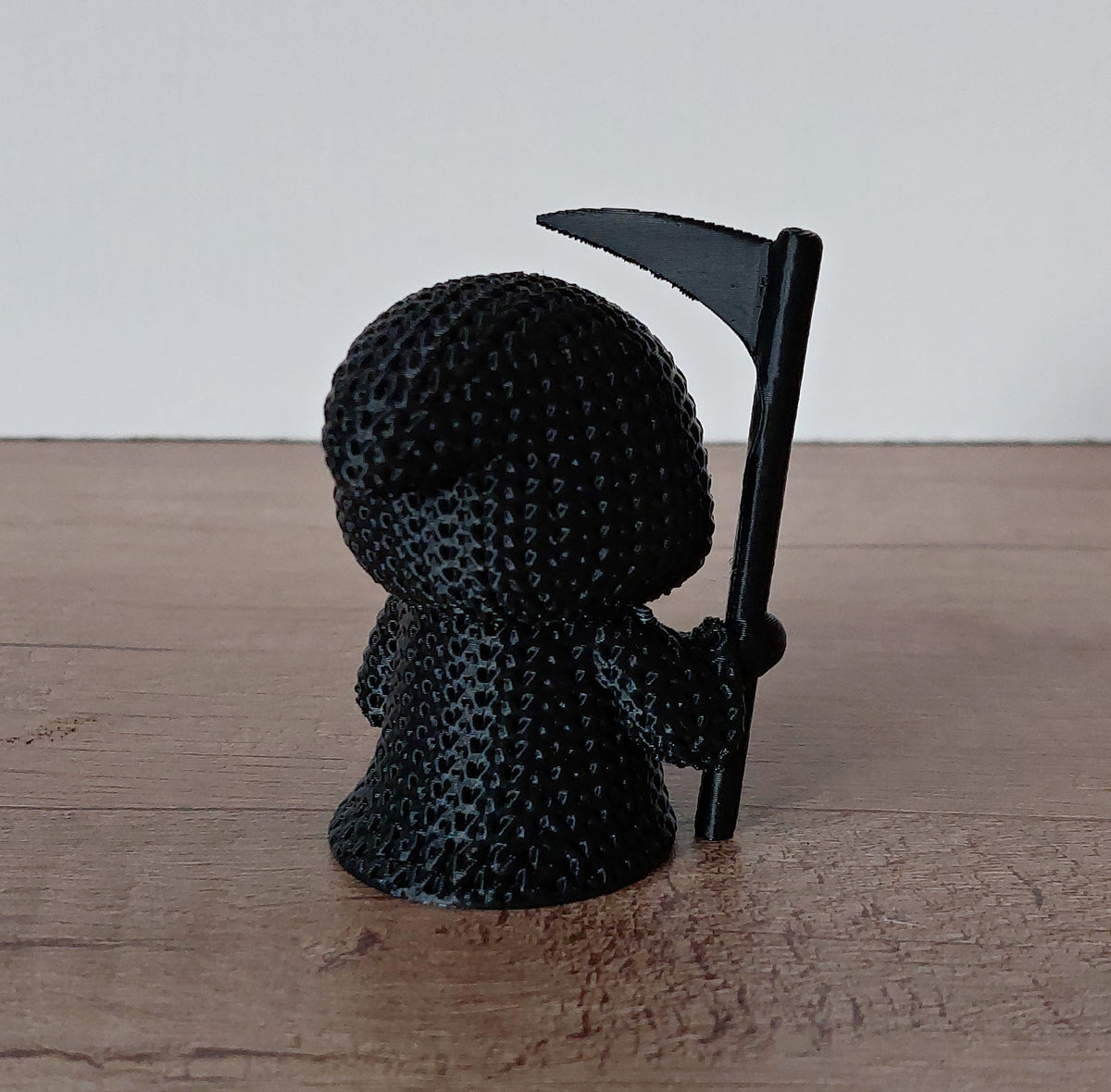 💀 Sensenmann im Strick-Look – Schwarz mit weißem Gesicht | Hochwertiger 3D-Druck