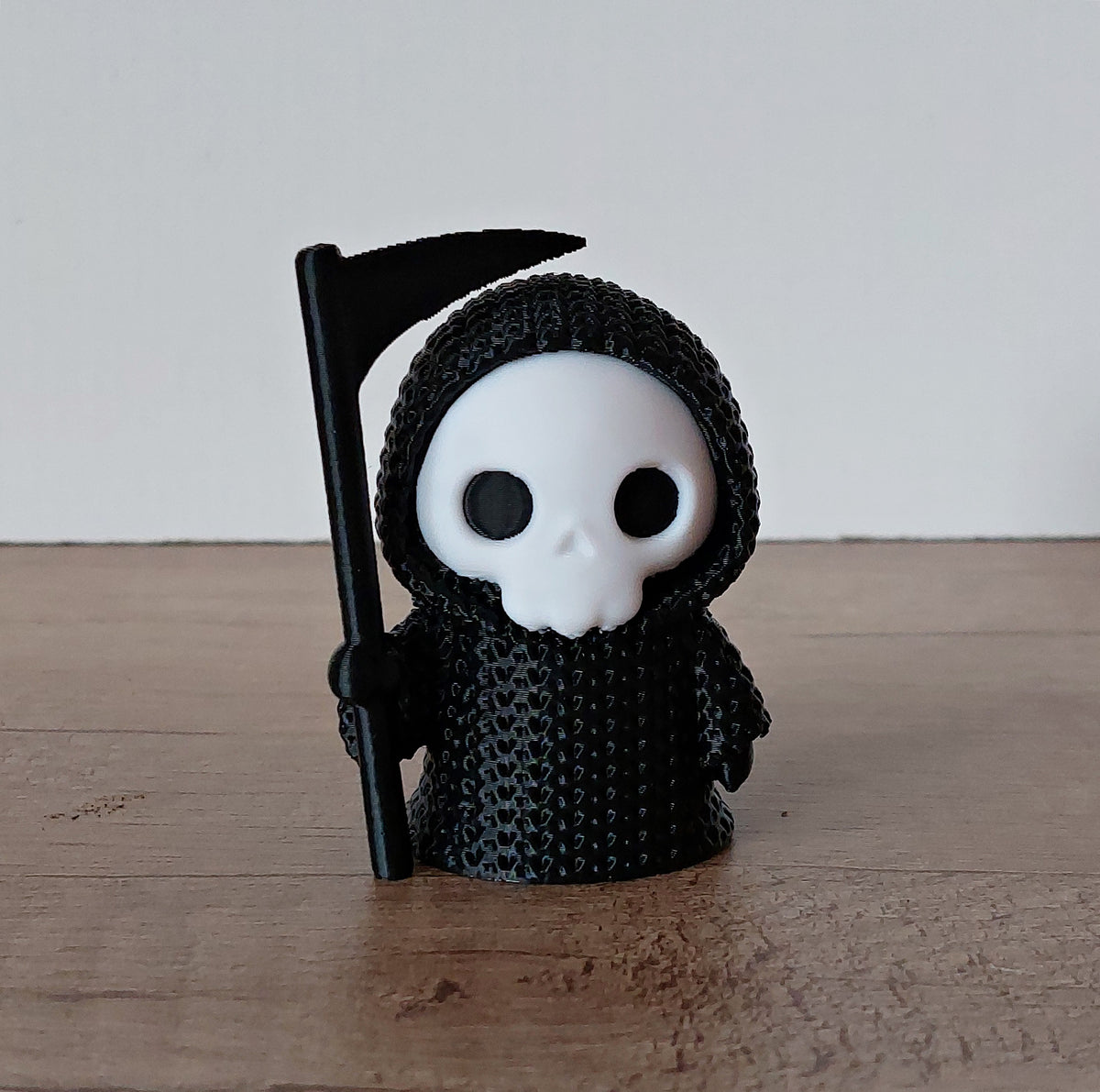💀 Sensenmann im Strick-Look – Schwarz mit weißem Gesicht | Hochwertiger 3D-Druck