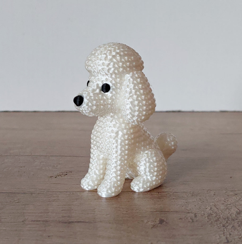 🐩 Pudel im Strick-Look – Weiß Irisierend | Niedliche 3D-Druck-Dekoration