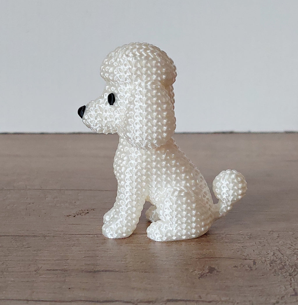 🐩 Pudel im Strick-Look – Weiß Irisierend | Niedliche 3D-Druck-Dekoration