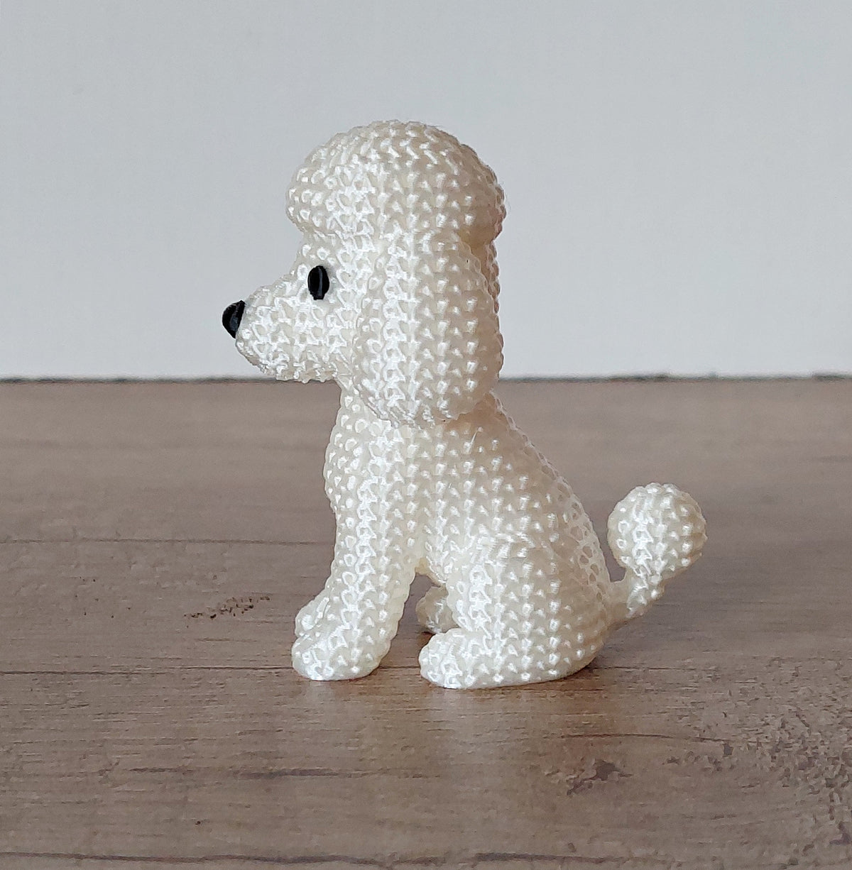 🐩 Pudel im Strick-Look – Weiß Irisierend | Niedliche 3D-Druck-Dekoration