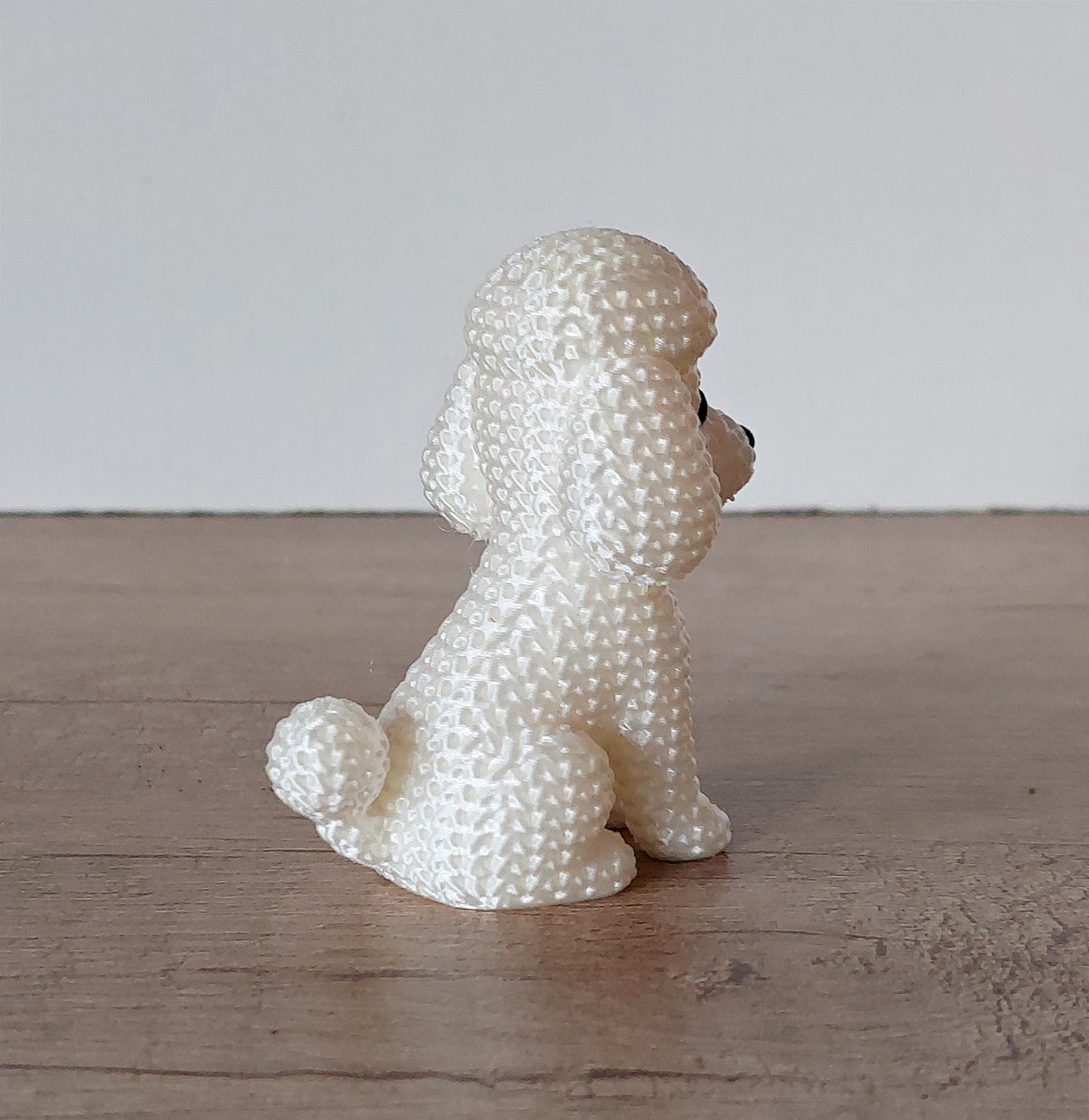 🐩 Pudel im Strick-Look – Weiß Irisierend | Niedliche 3D-Druck-Dekoration
