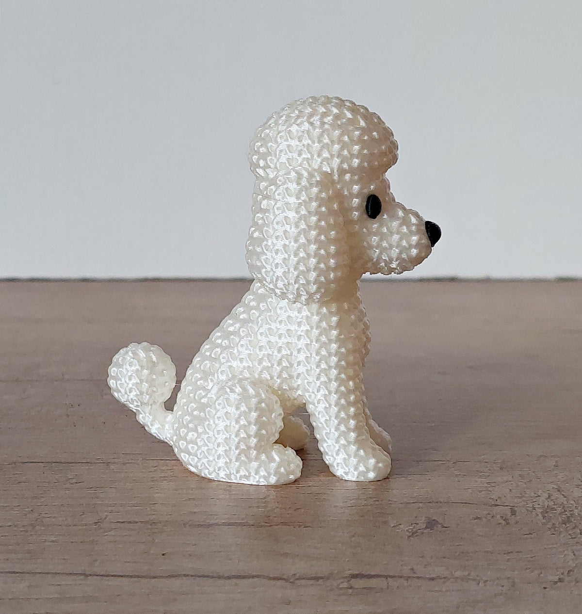 🐩 Pudel im Strick-Look – Weiß Irisierend | Niedliche 3D-Druck-Dekoration