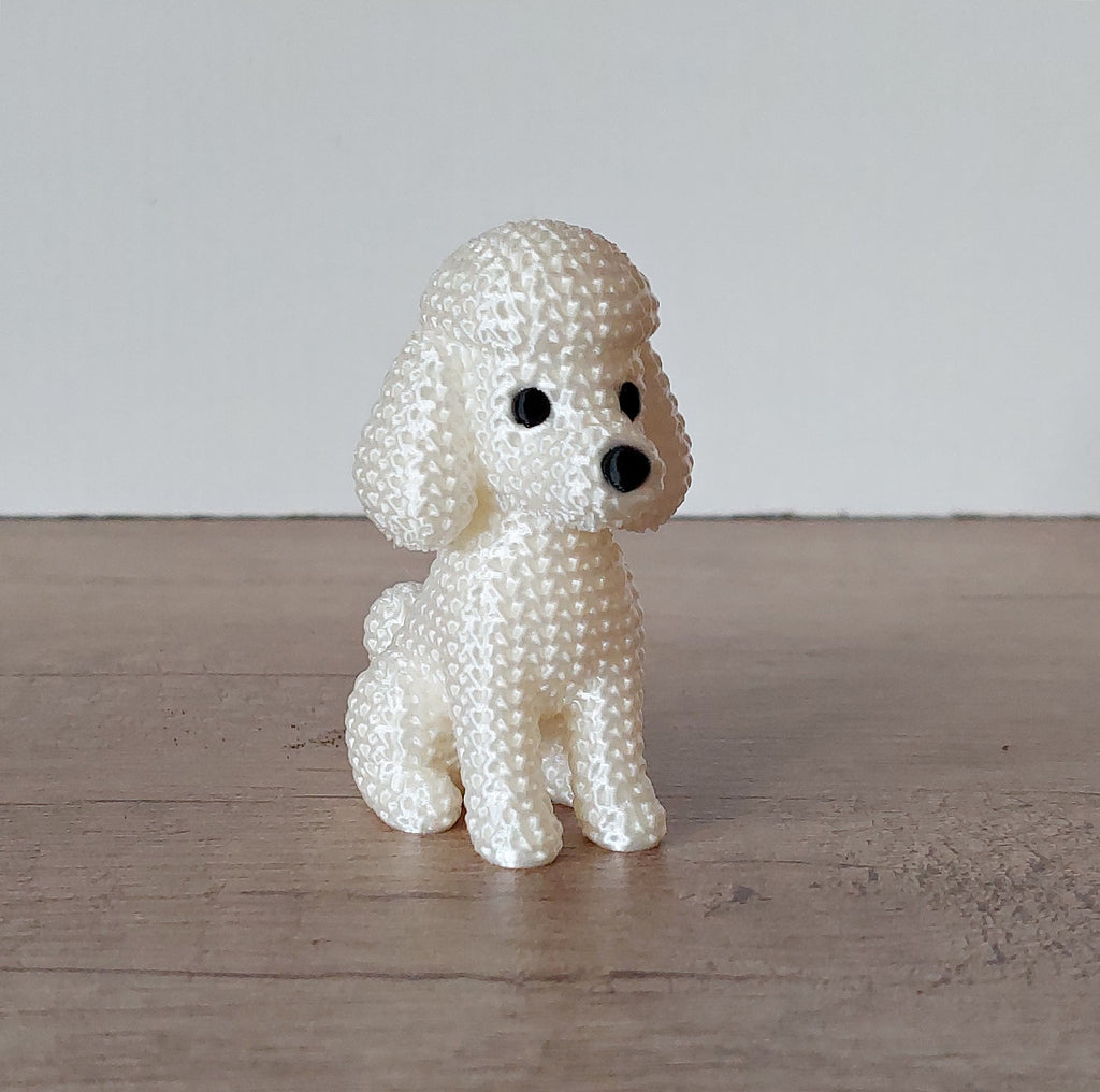 🐩 Pudel im Strick-Look – Weiß Irisierend | Niedliche 3D-Druck-Dekoration