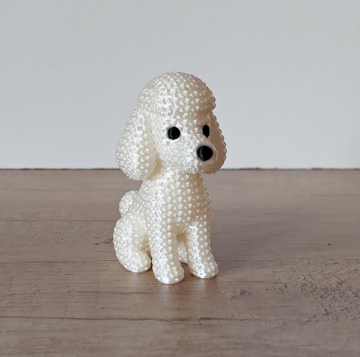 🐩 Pudel im Strick-Look – Weiß Irisierend | Niedliche 3D-Druck-Dekoration