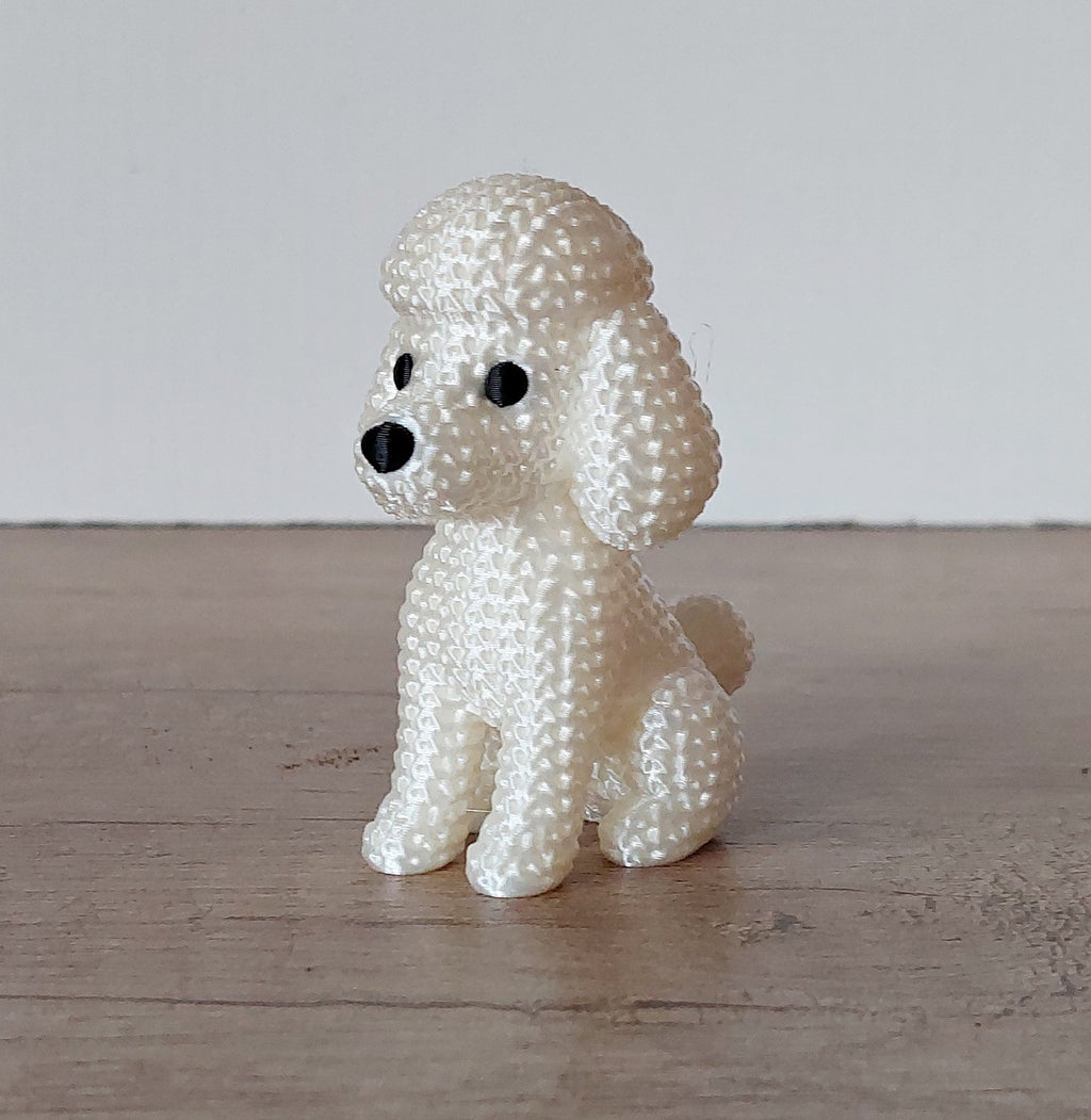 🐩 Pudel im Strick-Look – Weiß Irisierend | Niedliche 3D-Druck-Dekoration