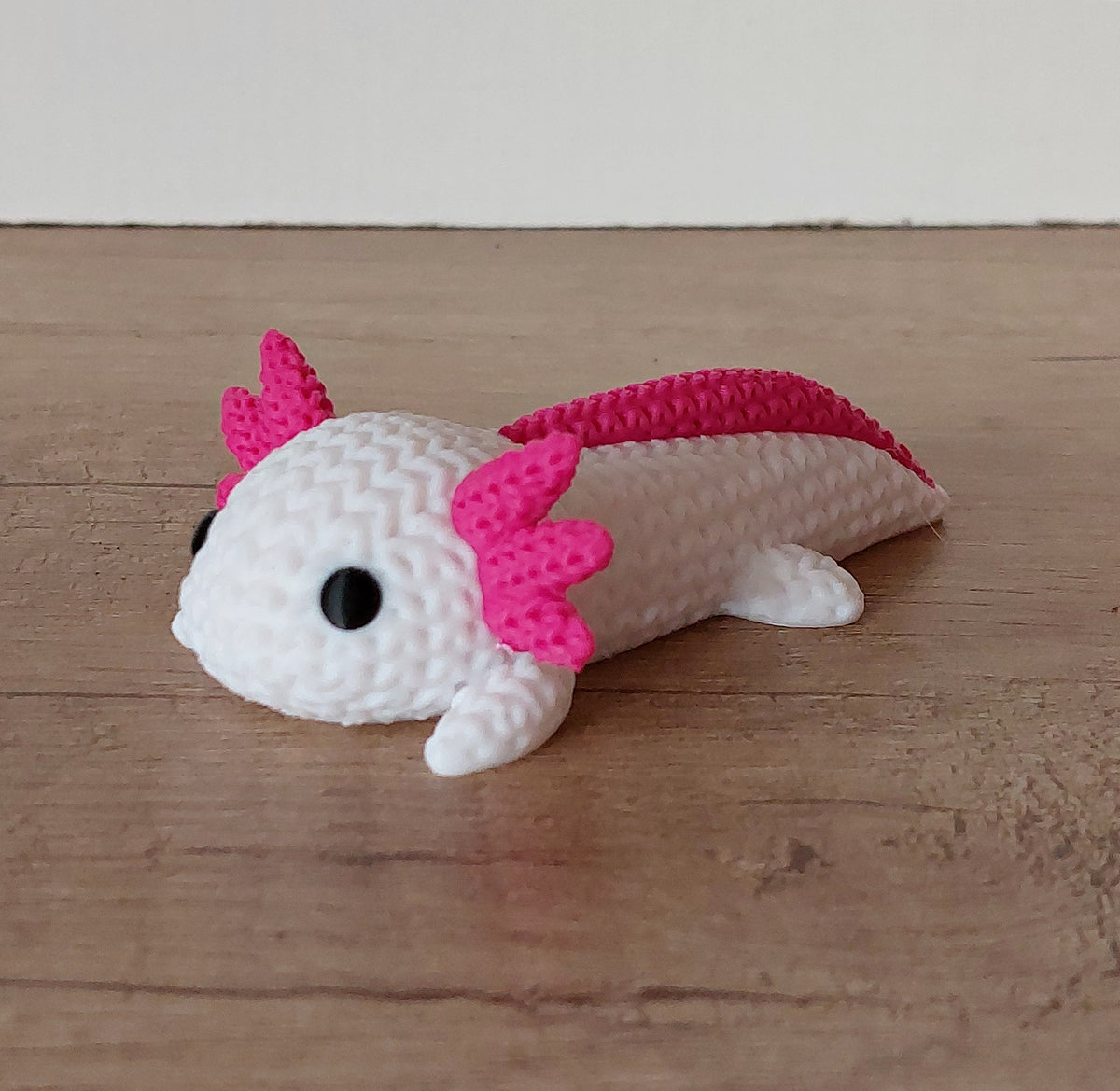 Niedliche Axolotl Dekofigur aus 3D-Druck im Strick-Look, detailreiche und einzigartige Dekoration von megahobby.