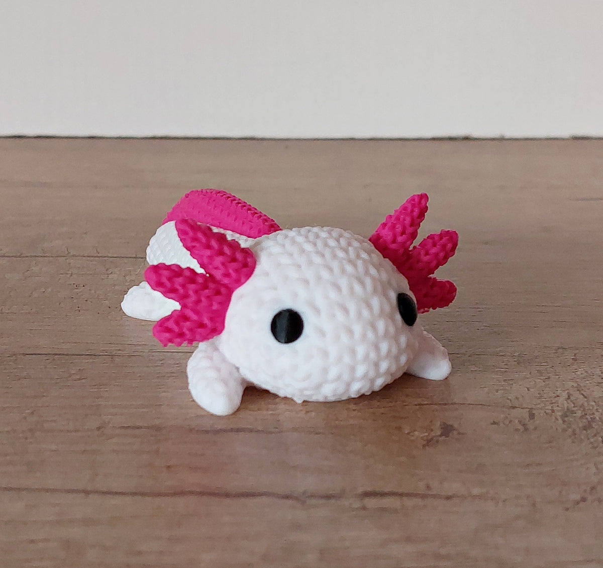 Niedliche Axolotl Dekofigur aus 3D-Druck mit Strick-Optik, detailreiche und einzigartige Dekorfigur von megahobby