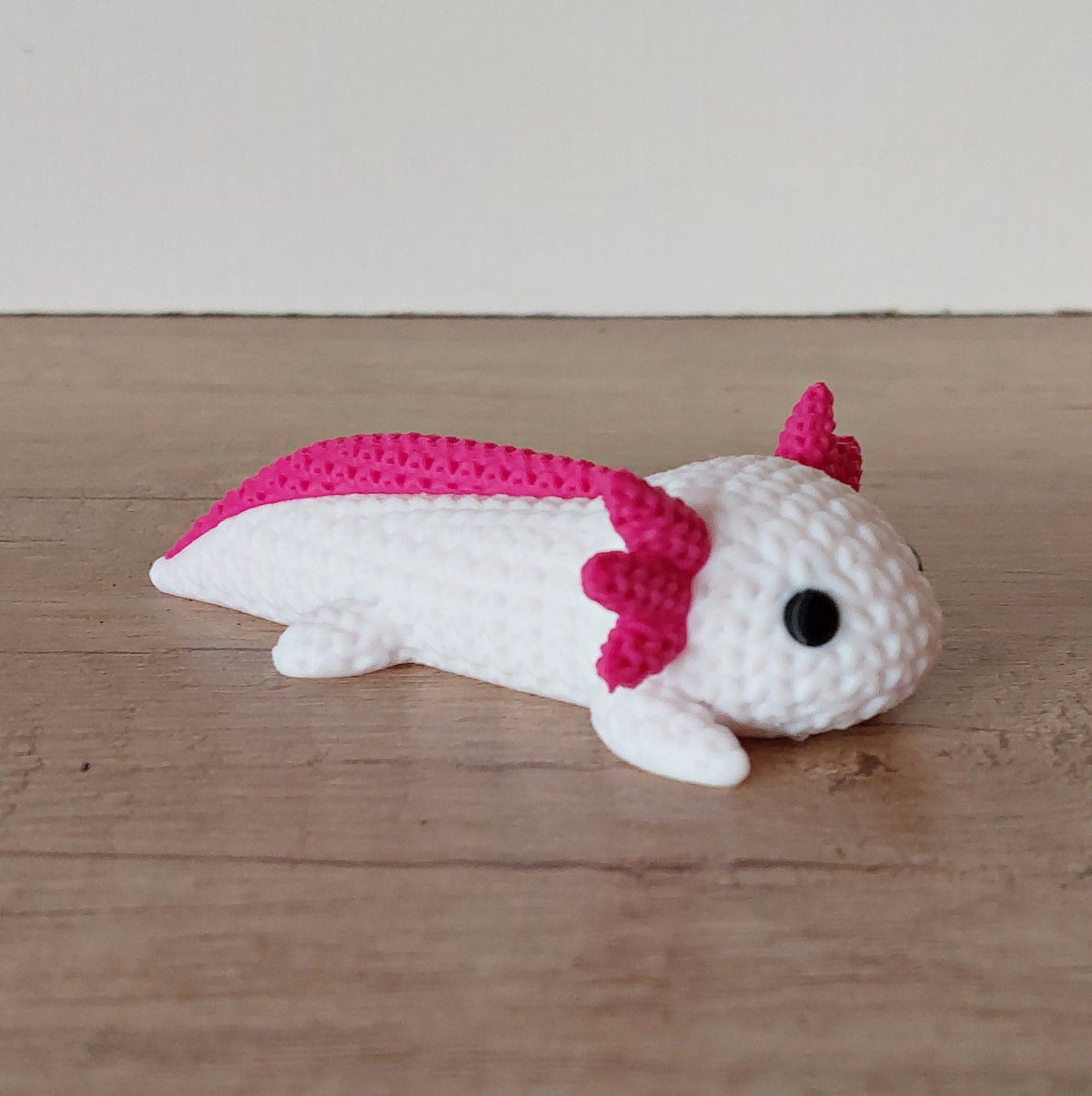 Niedliche Axolotl-Dekofigur aus 3D-Druck im Strick-Look, detailreiche und einzigartige Strickoptik, von megahobby