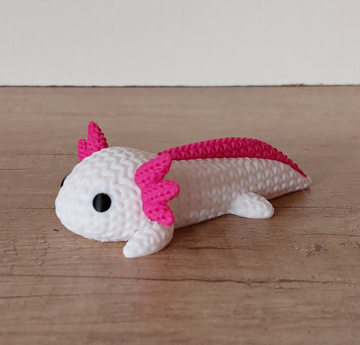 Niedliche Axolotl Dekofigur im Strick-Look aus 3D-Druck, detailreich und charmant, von megahobby, gelb mit rosa Akzenten