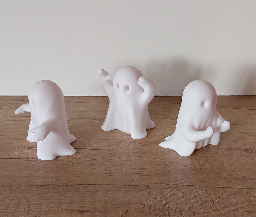 Halloween-Dekoration mit drei unterschiedlichen Geisterfiguren