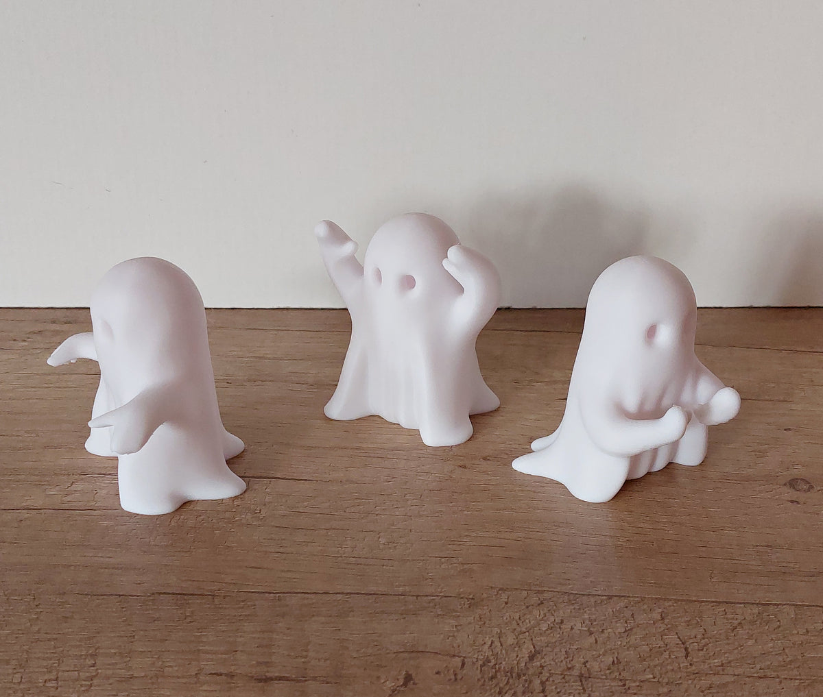 Halloween-Dekoration mit drei unterschiedlichen Geisterfiguren