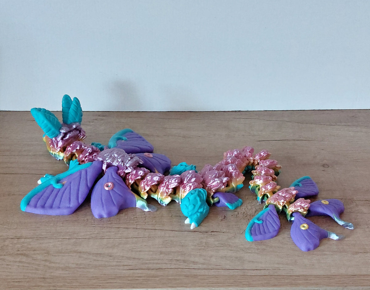 🐉 Lunar Moth Dragon – beweglicher 3D-Drache in Lila, Türkis & Regenbogen