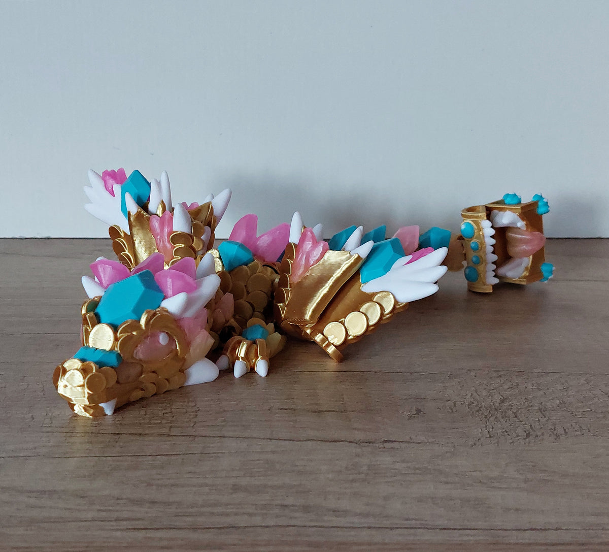 🐉 Baby Schatztruhen-Drache – 3D-Druck in Gold, Türkis & Transparent