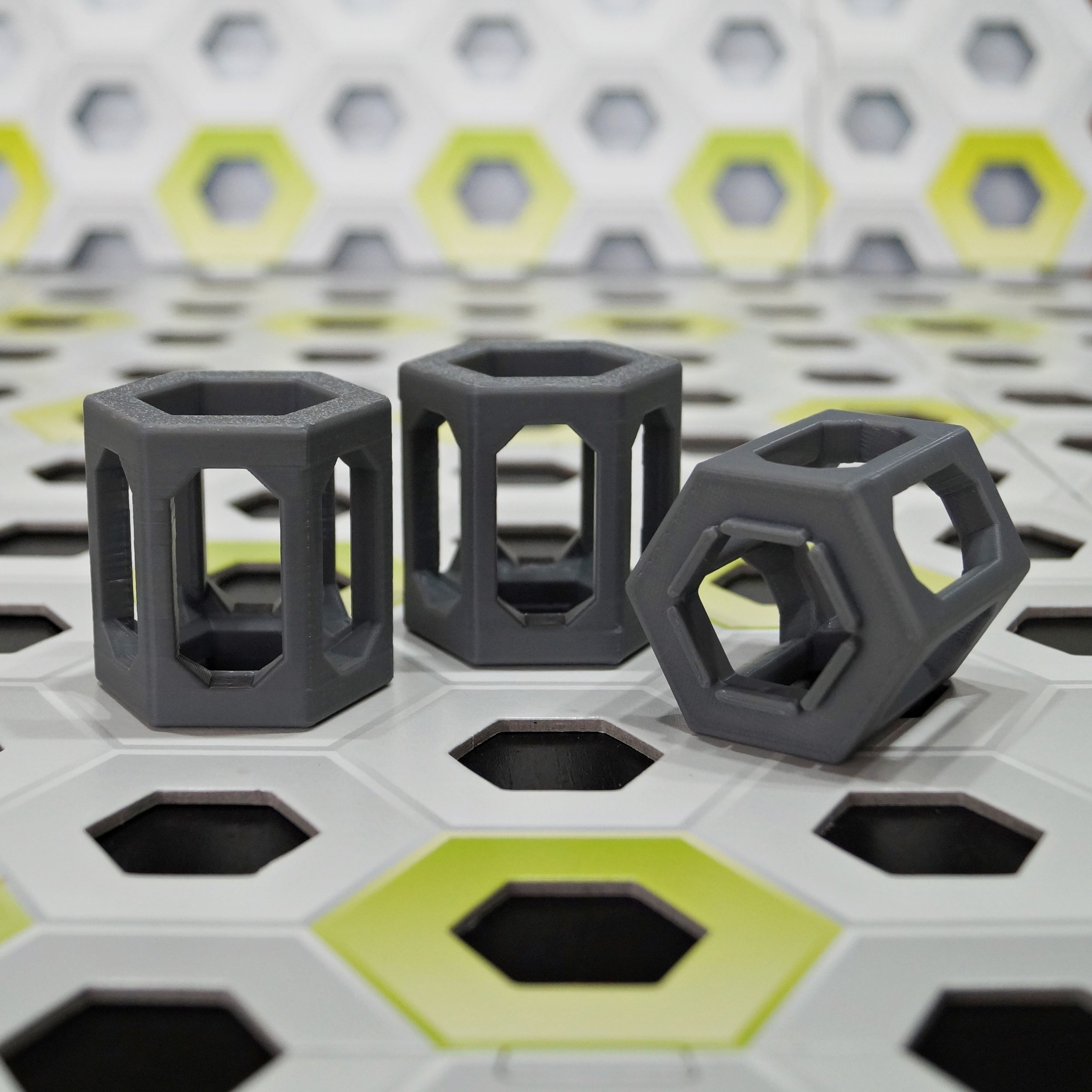 3 × GraviTrax® kompatible Höhensteine in der gewählten Höhe

GraviTrax®-Schienen, Platten, Kugeln und weiteres Zubehör sind nicht im Lieferumfang enthalten.