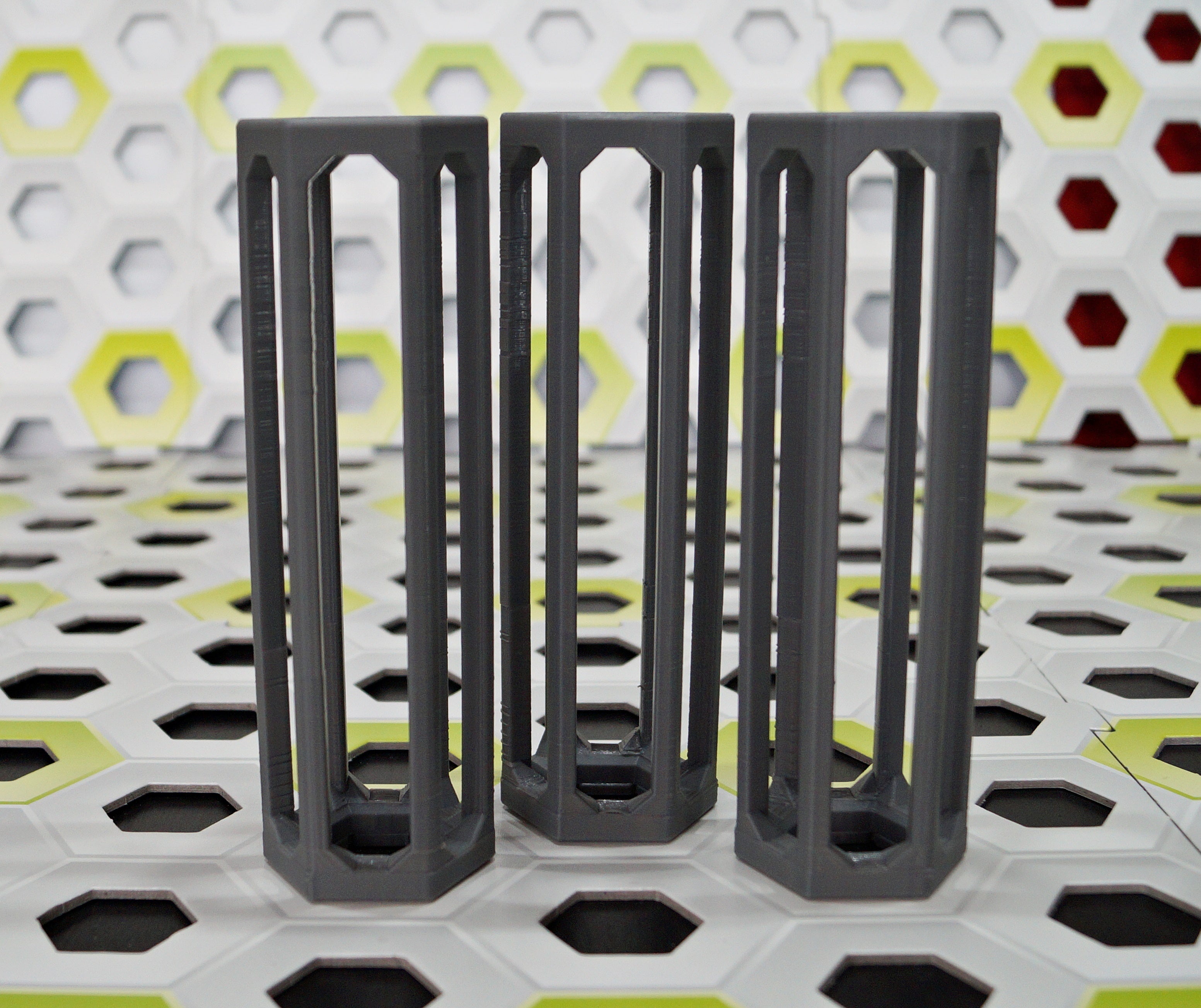 3 GraviTrax® kompatible Höhensteine aus hochwertigem 3D-Druck mit einer Höhe von 16 cm zur Erweiterung von Kugelbahnen.